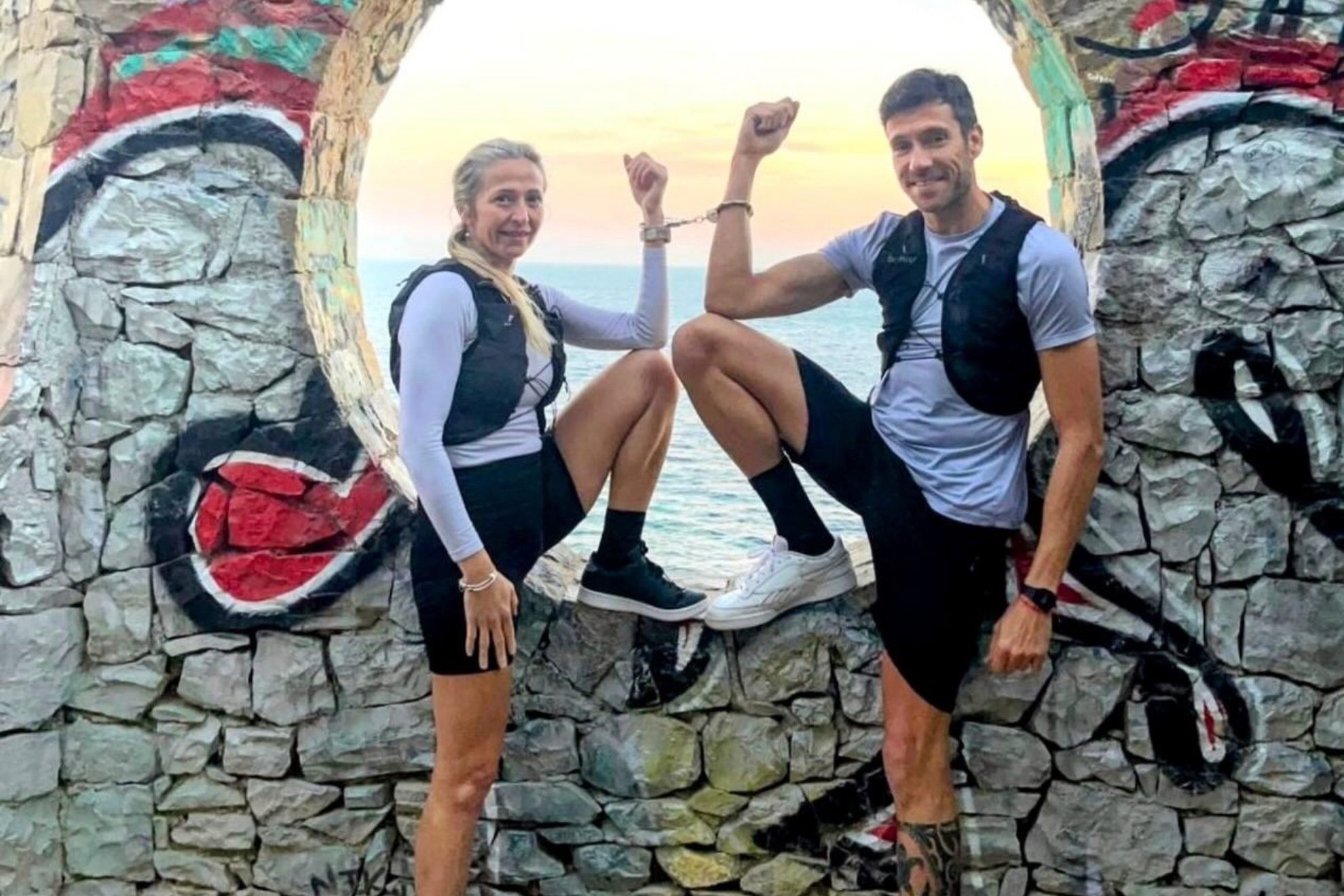 Corren esposados durante 101 km... por una buena causa y el récord Guinness