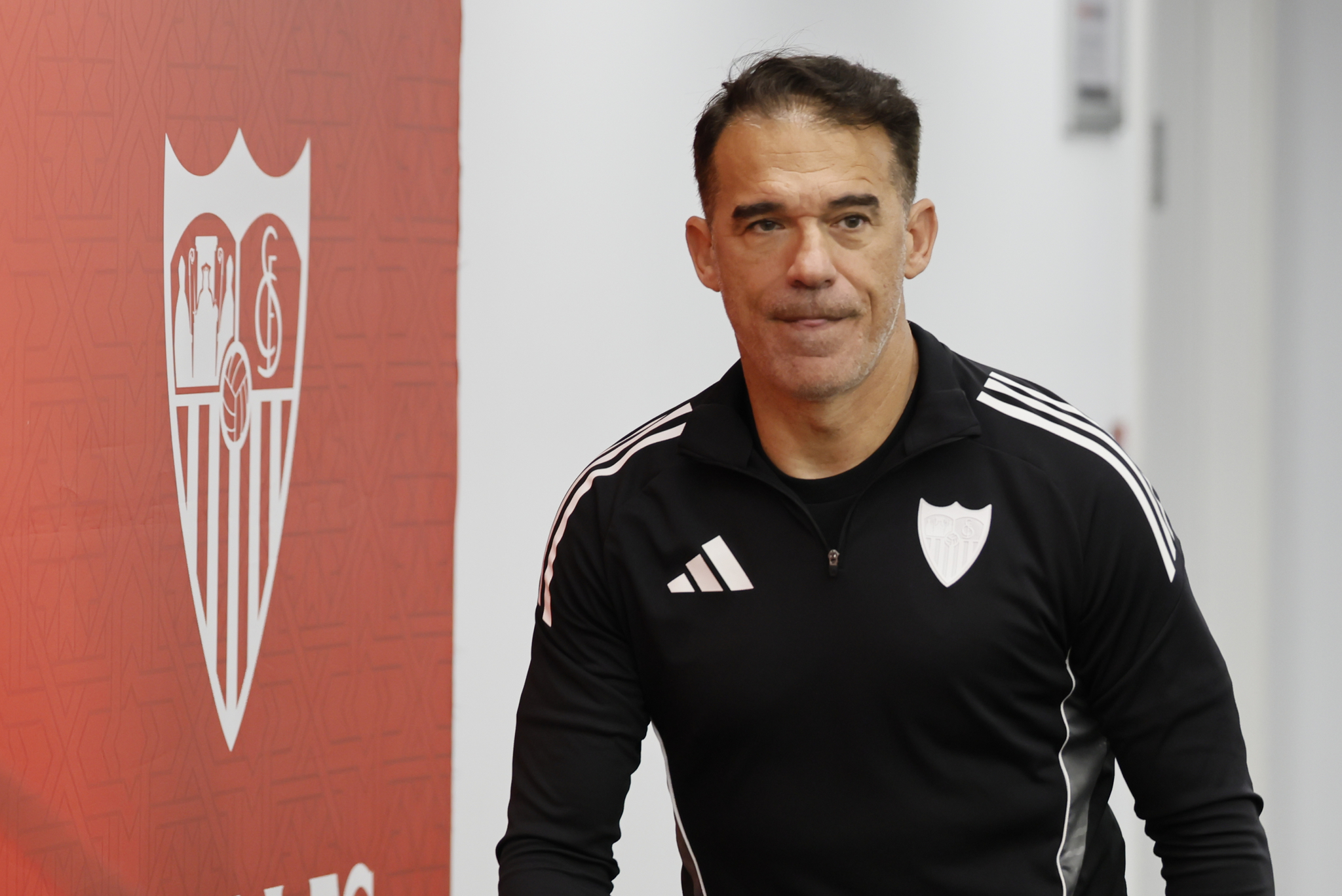 La encrucijada de García Plaza: un primer verano decisivo en el Sevilla FC