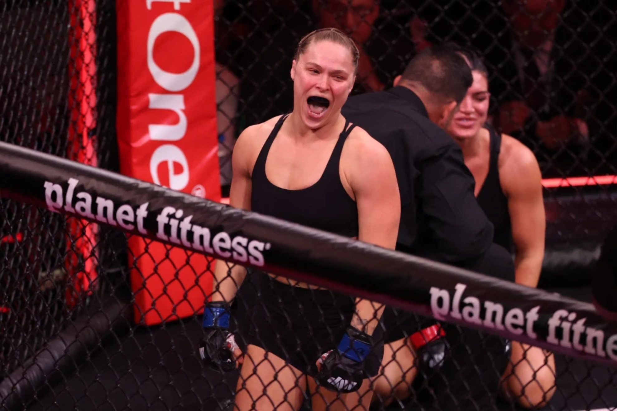 Ronda Rousey tras someter a Gina Carano.