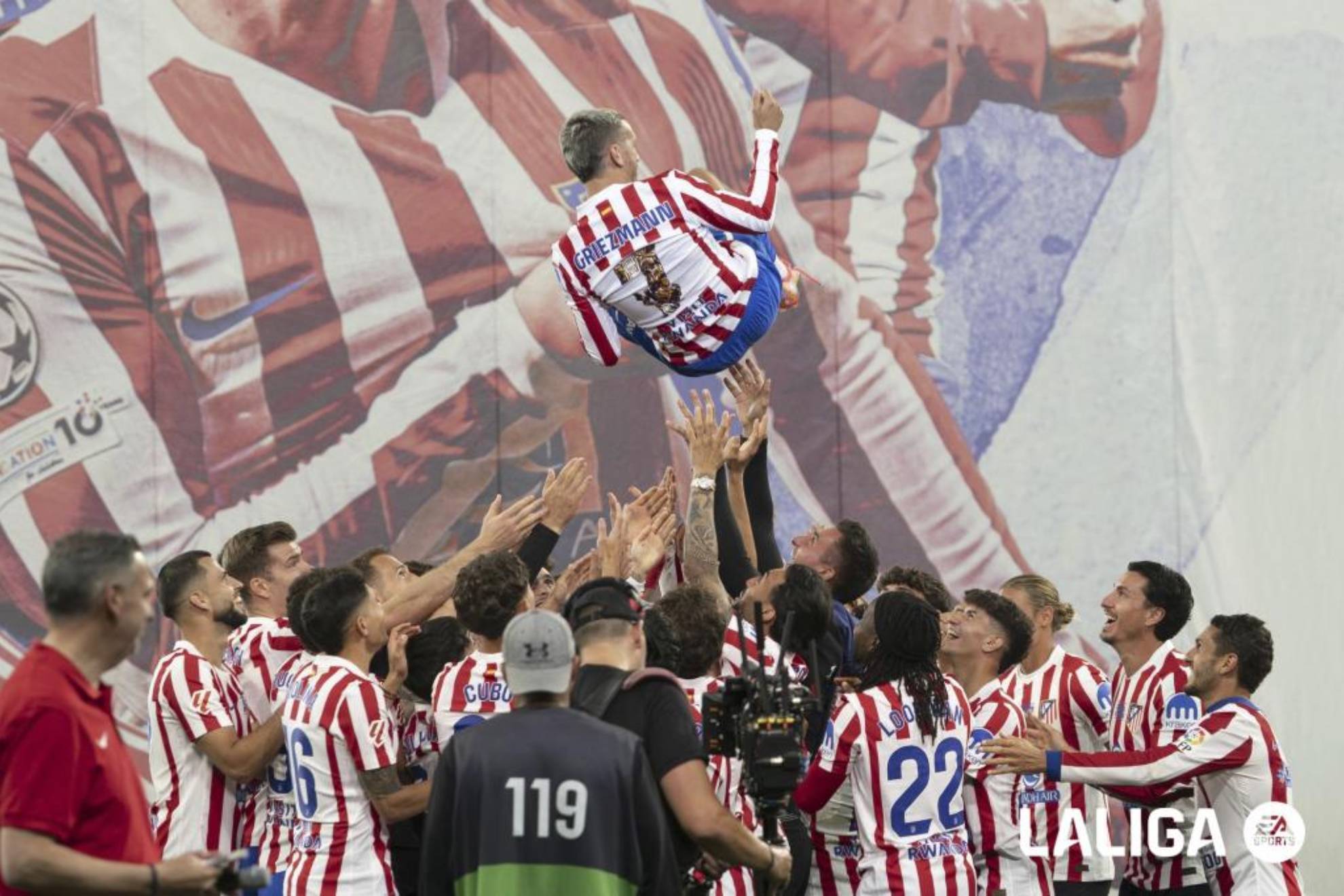 Griezmann es manteado por sus compa�eros.