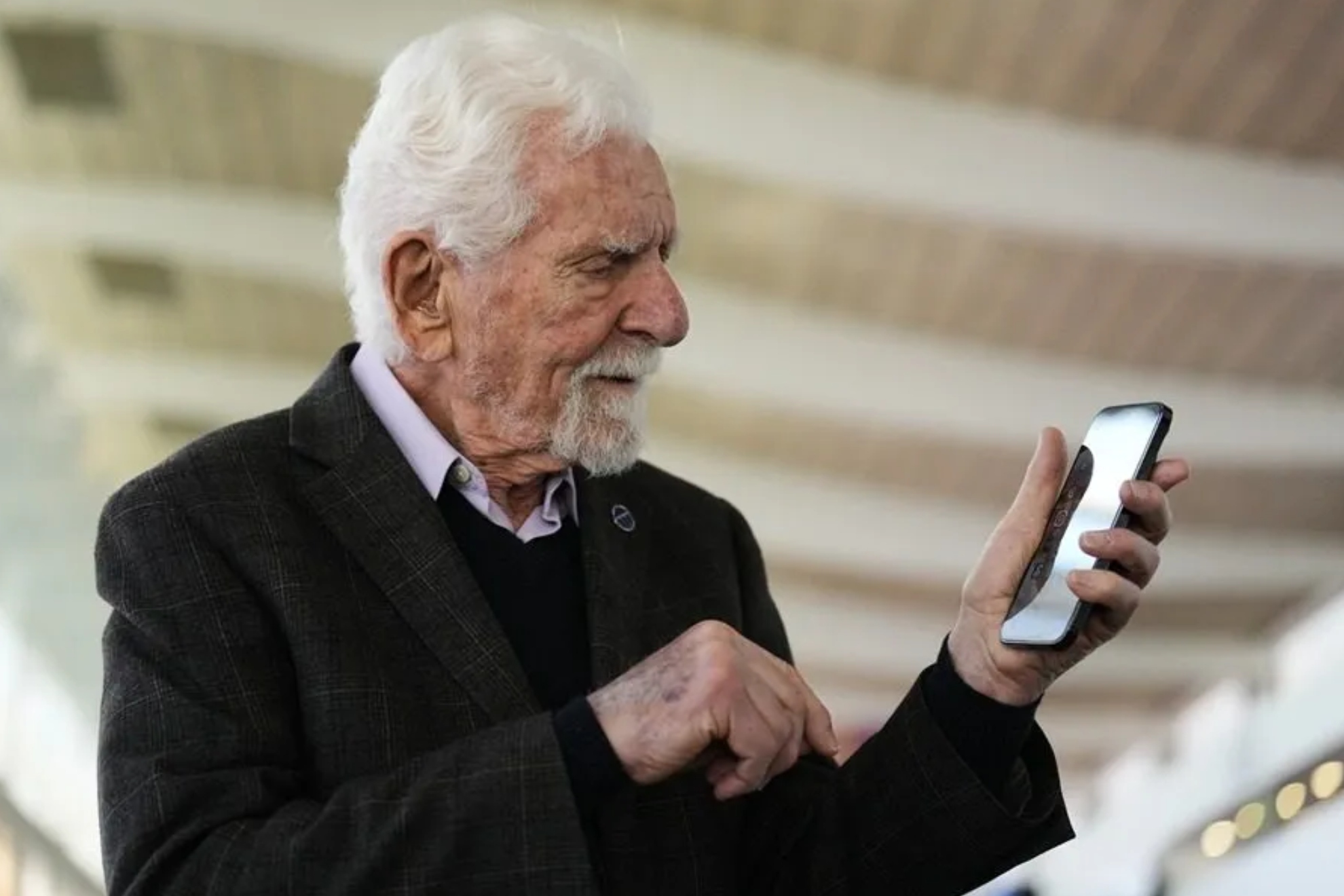 El uso de las redes sociales está creciendo entre las personas de 65 años o más: ha pasado de un 11% a un 45% en una década