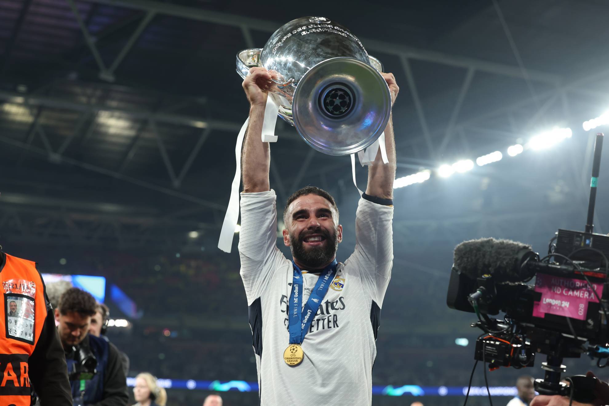 Dani Carvajal levanta la Copa de Europa. Una de las seis en la colecci�n del canterano blanco.