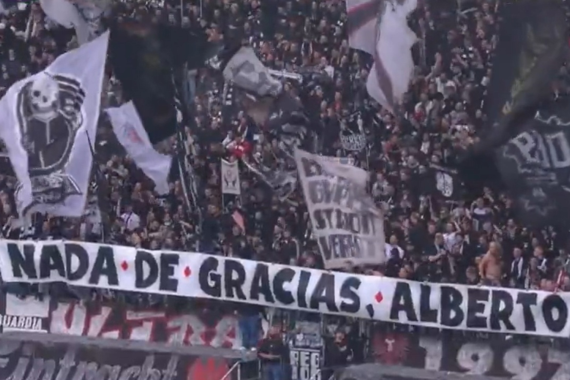 El ¿error? viral de la pancarta de despedida a Albert Riera en Frankfurt: "Nada de gracias"