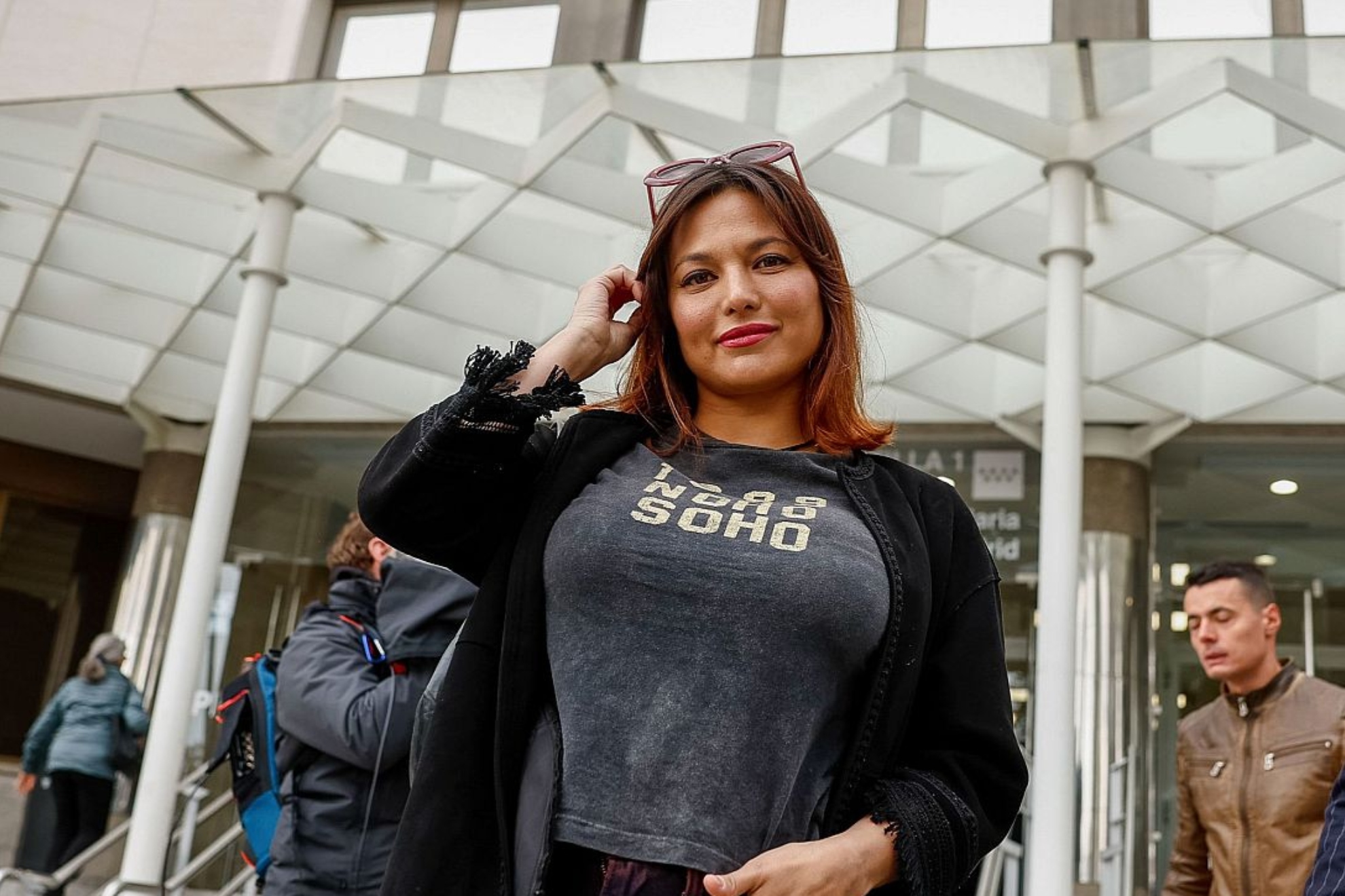 Mouliaá estalla ante la 'amenaza' de ser detenida si no acude al juicio contra Errejón: "A Feijóo y a Begoña Gómez no les detienen"