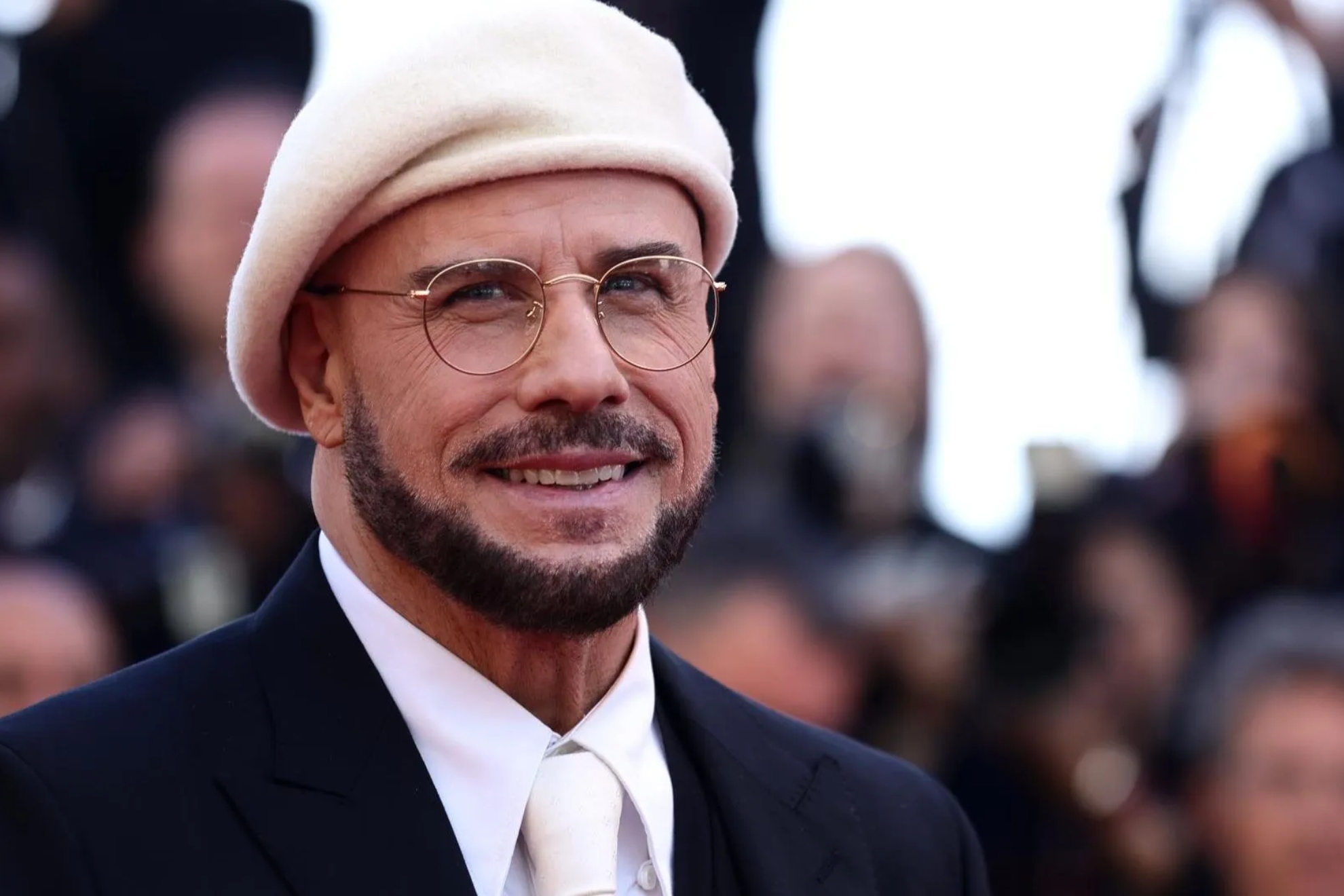 John Travolta y su llamativo look con boina en el Festival de Cannes que tiene su mensaje: "Eso es lo que hago"