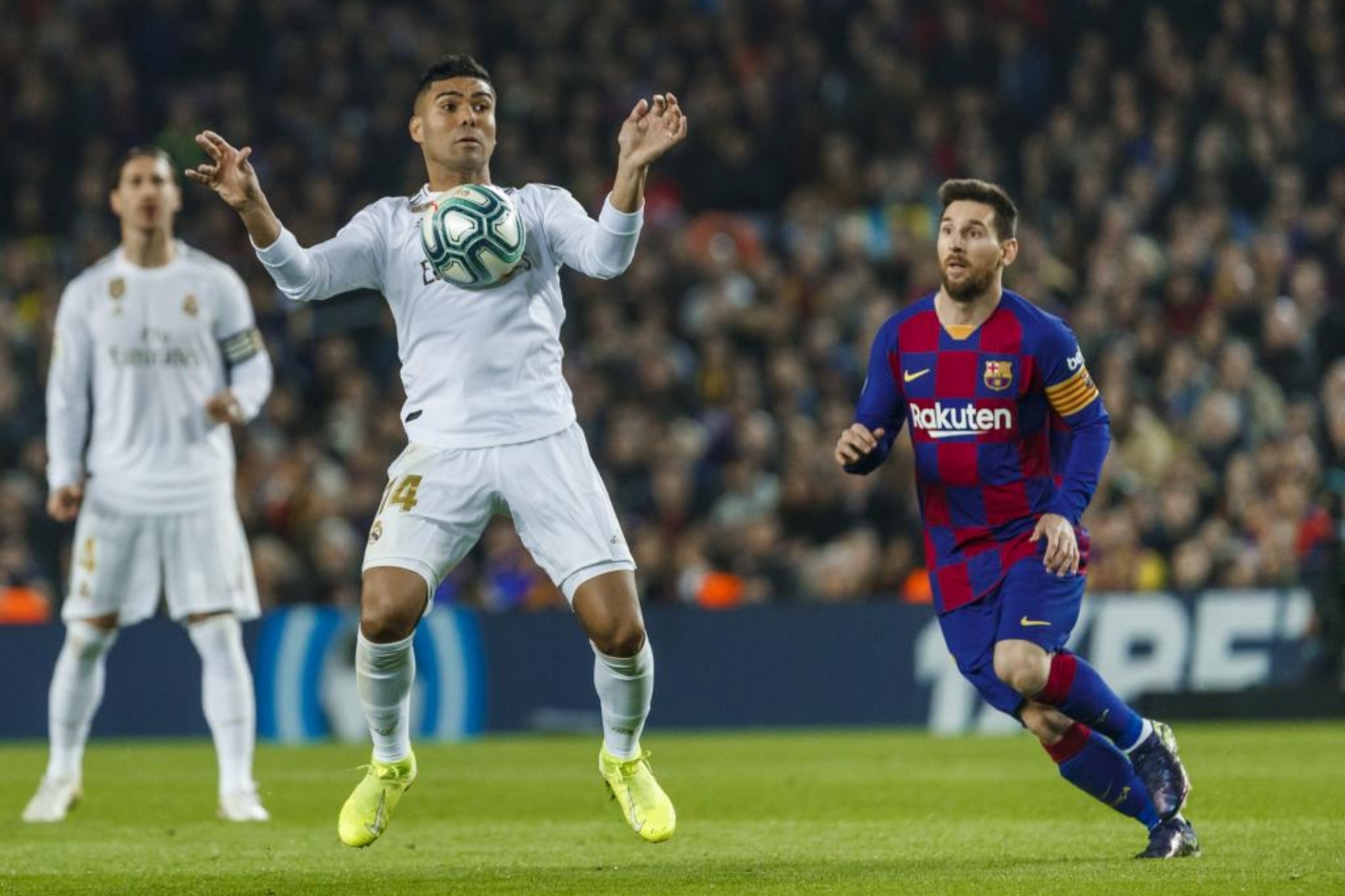 Casemiro controla el bal�n en presencia de Leo Messi.