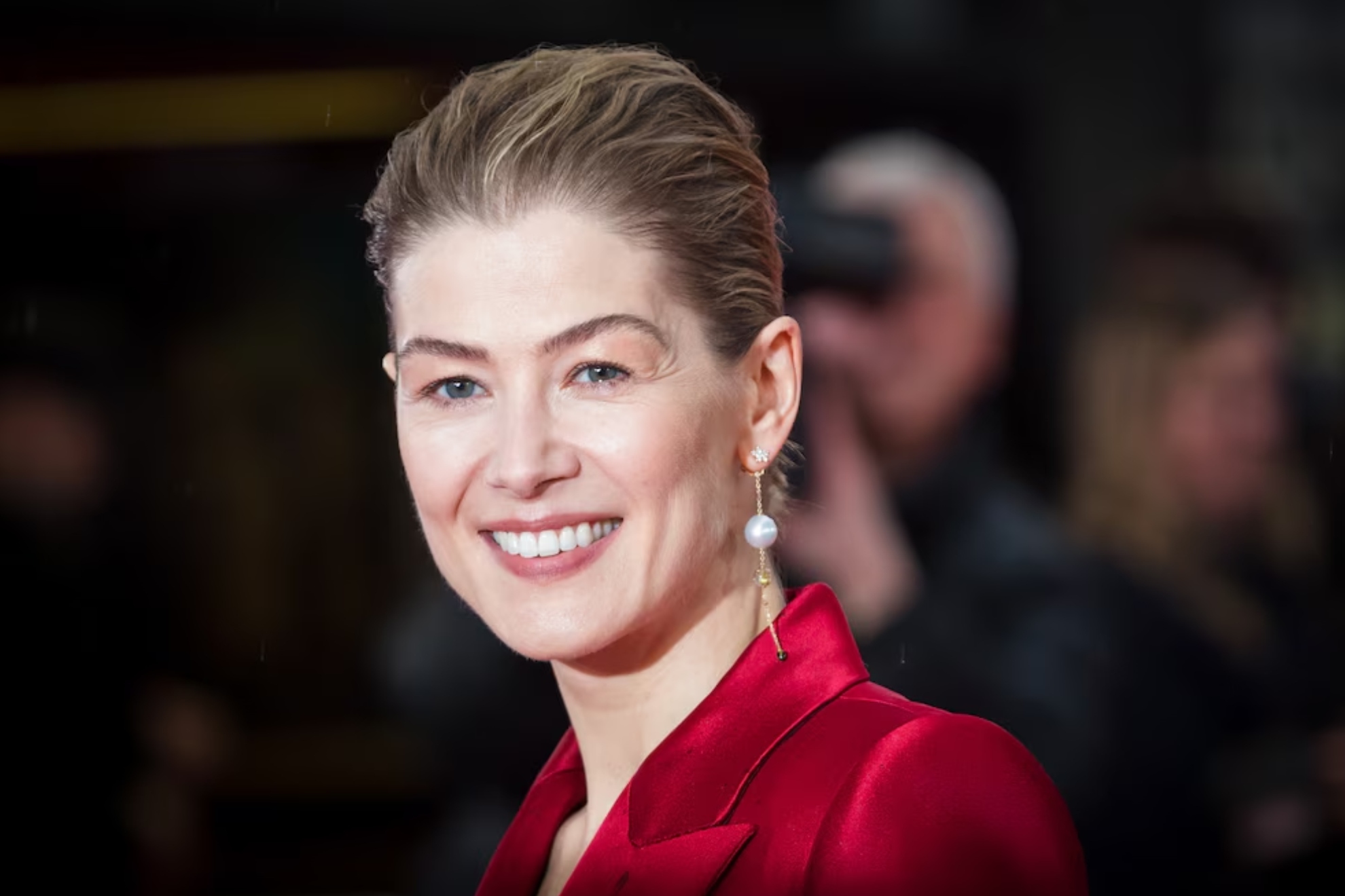 Rosamund Pike, actriz, sobre las mujeres en la sociedad y en el trabajo: “Tienen mucho más poder que el modelo tradicional”