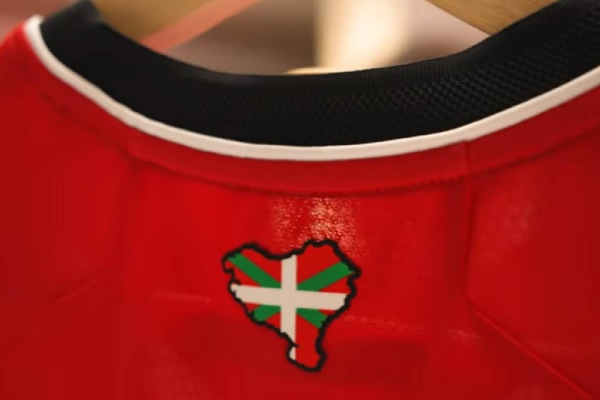 Lío político con la nueva camiseta del Athletic: "Es inaceptable que el fútbol se use para exhibir símbolos"