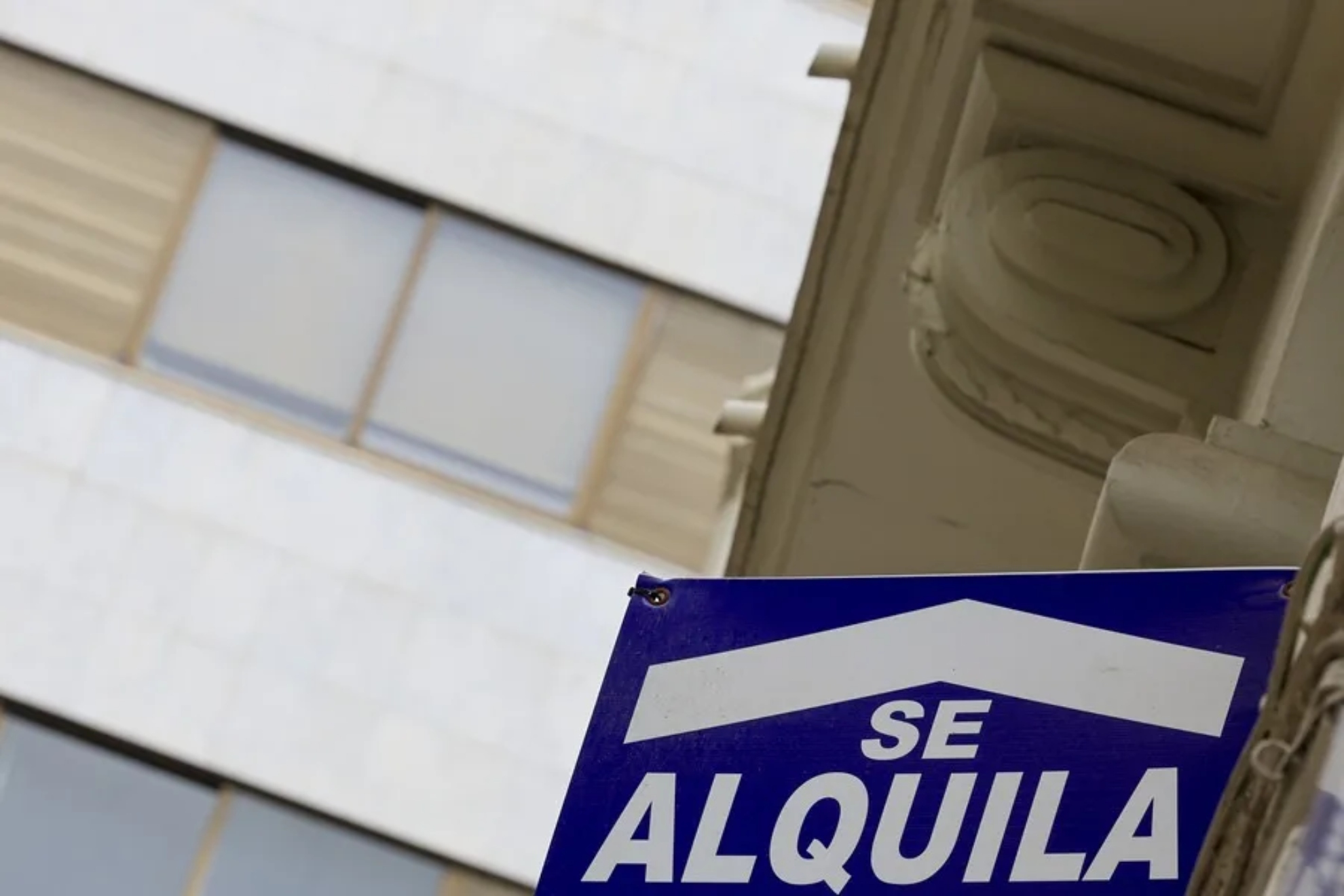 La Ley de Arrendamientos Urbanos lo confirma: además de la fianza, el propietario puede exigir una garantía adicional al inquilino