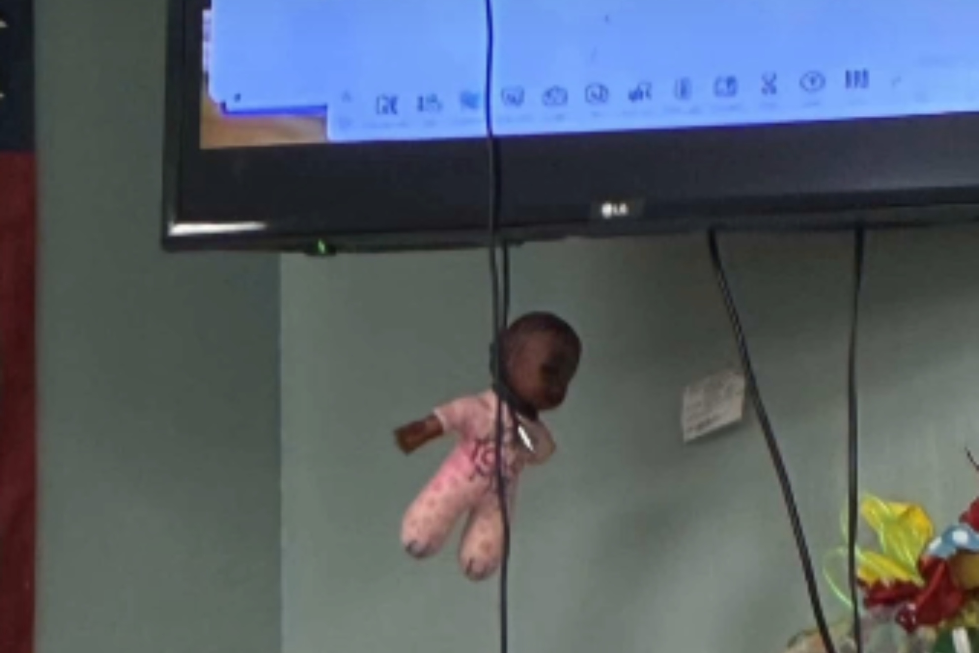 Despiden a profesora en EEUU tras colgar del cuello a una muñeca negra en una clase: "Es odio y trauma puro y duro"