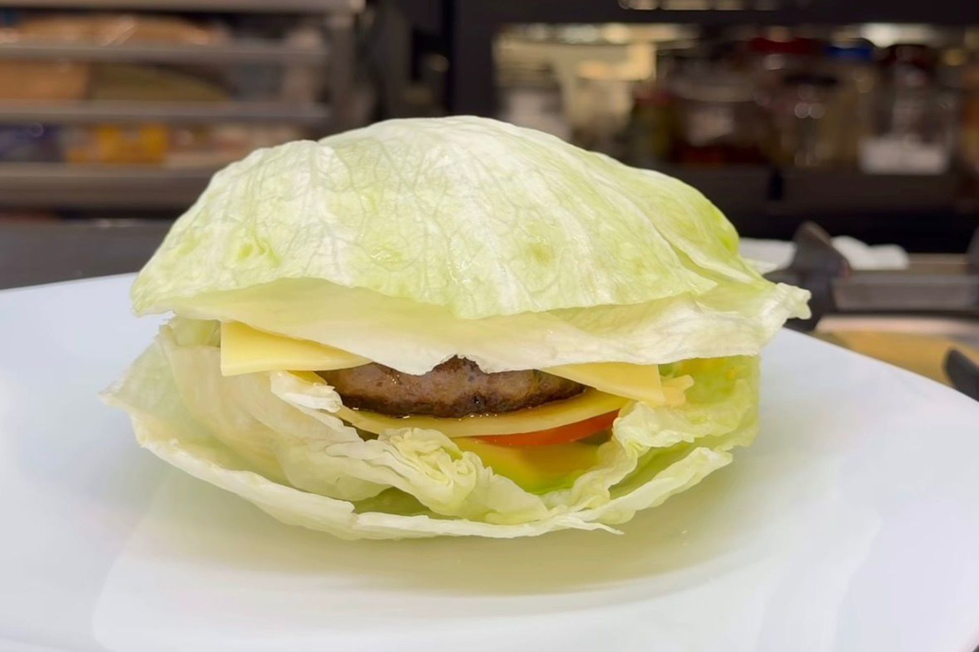 Jordi Cruz, chef, enseña a hacer la hamburguesa más saludable: "La lechuga Iceberg tiene una textura interesante para sustituir al pan"