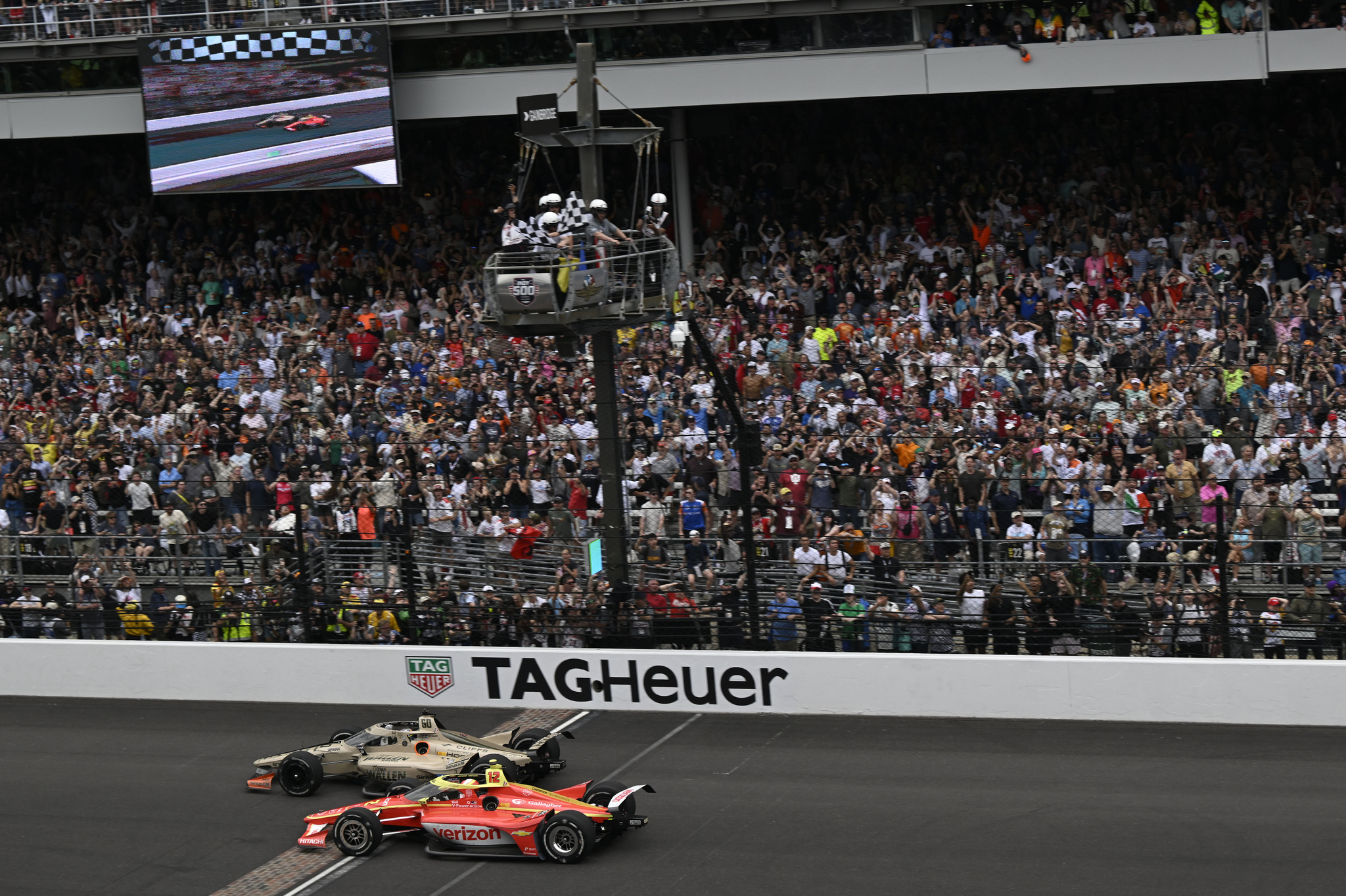 Rosenqvist gana la Indy 500 más apretada de la historia: en la misma meta y por sólo 0,023 segundos