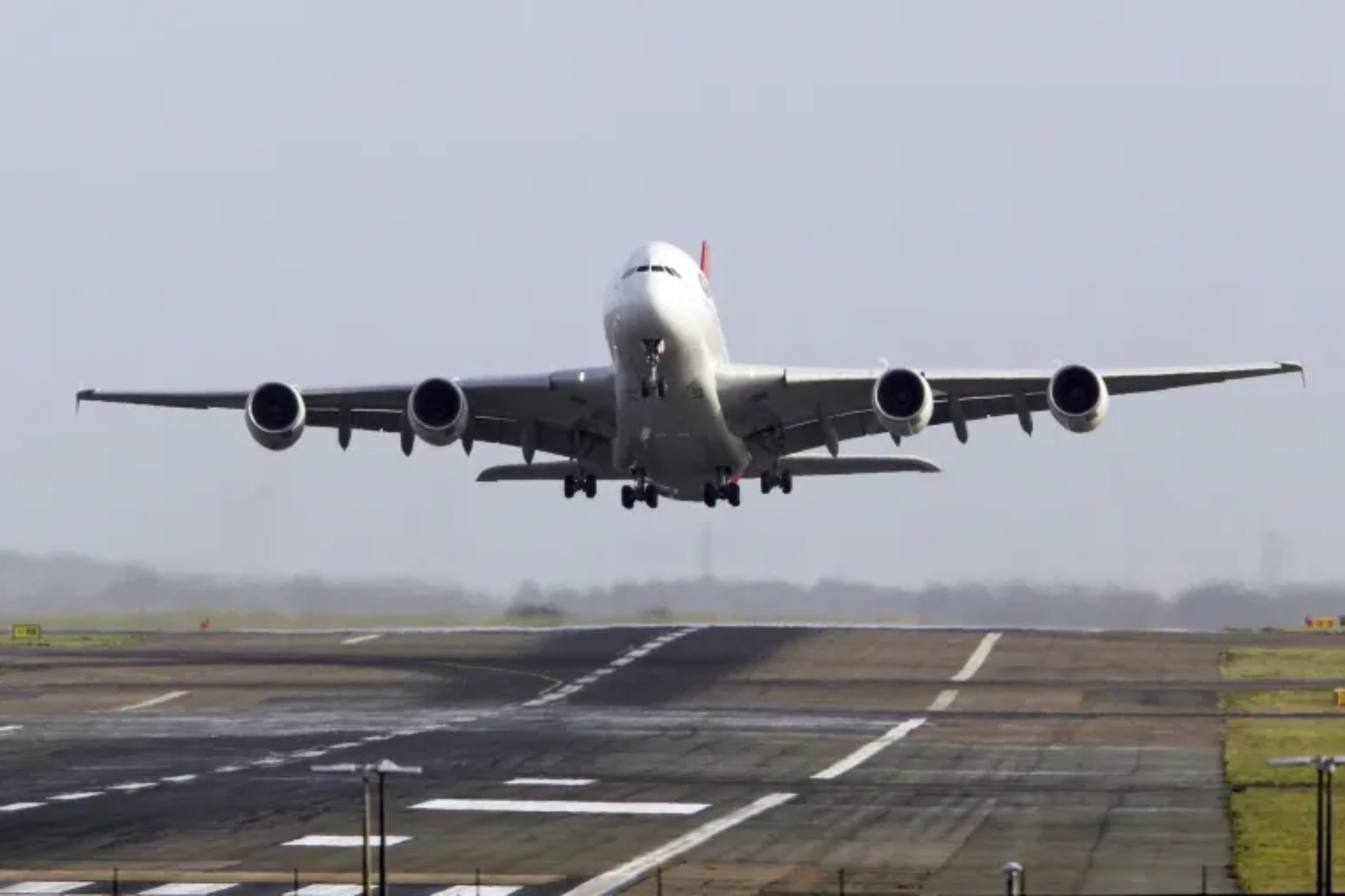 Piloto de avión sufre un infarto a 9.000 metros y la aeronave aterriza de emergencia en medio del trayecto
