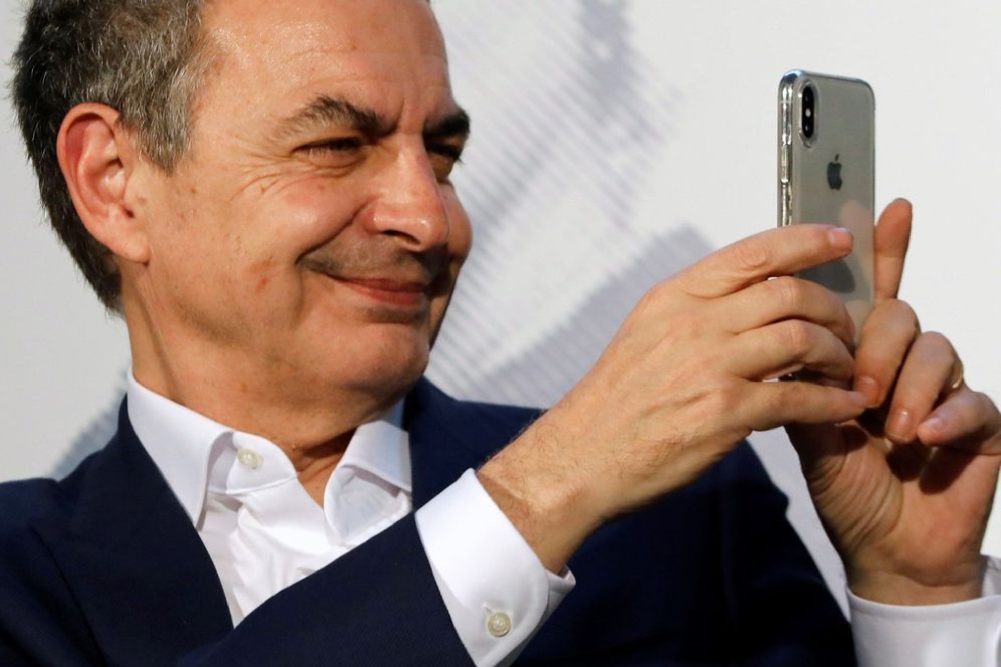 Los 'teléfonos desechables' sobre los que hablan de Zapatero: así evitan la tecnología máxima