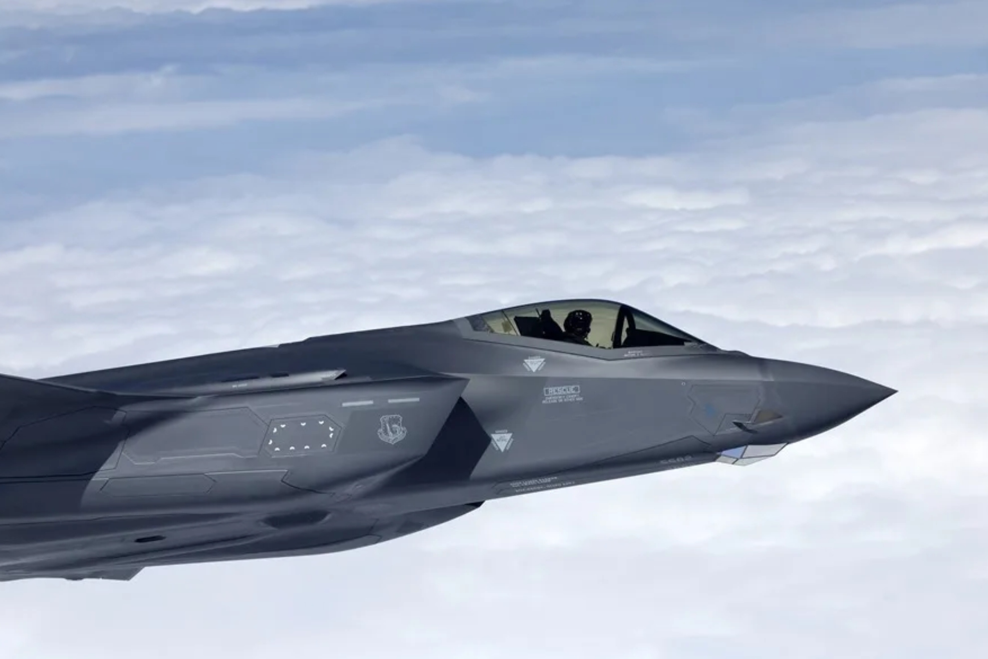 Donald Trump formaliza el veto a la venta de aviones de combate a España