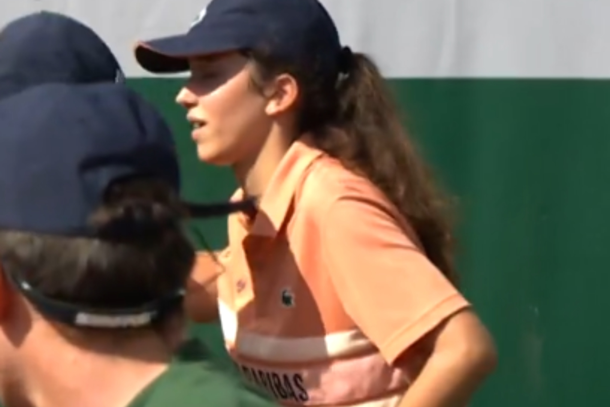 Una recogepelotas tiene que abandonar el partido entre Buse y Rublev con un golpe de calor