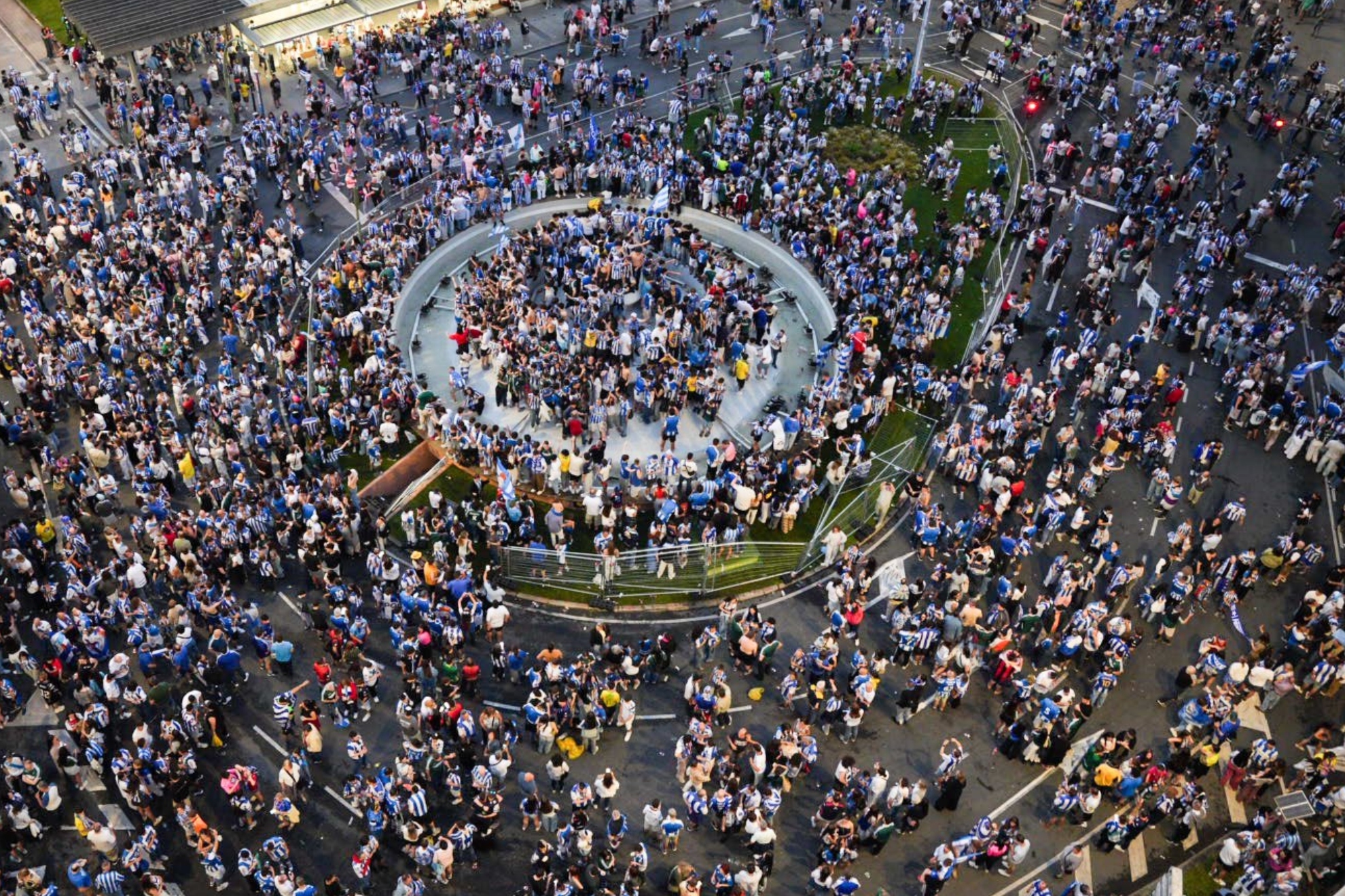 La Coruña se rinde al Dépor y la ciudad se tiñe de blanquiazul