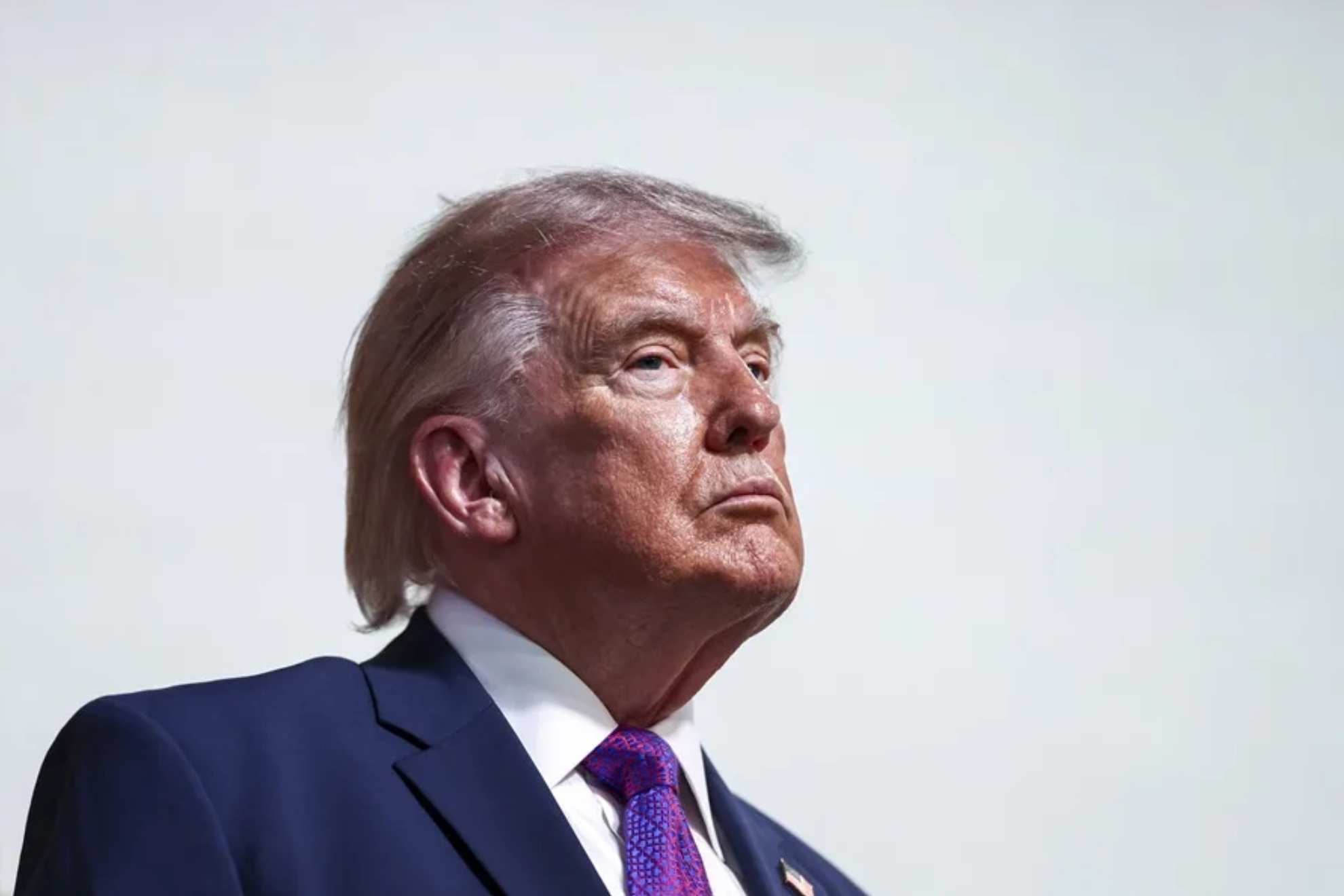 Donald Trump publica una fotografía de una bomba colocada bajo un avión de combate: "Gracias por vuestra atención en este asunto"
