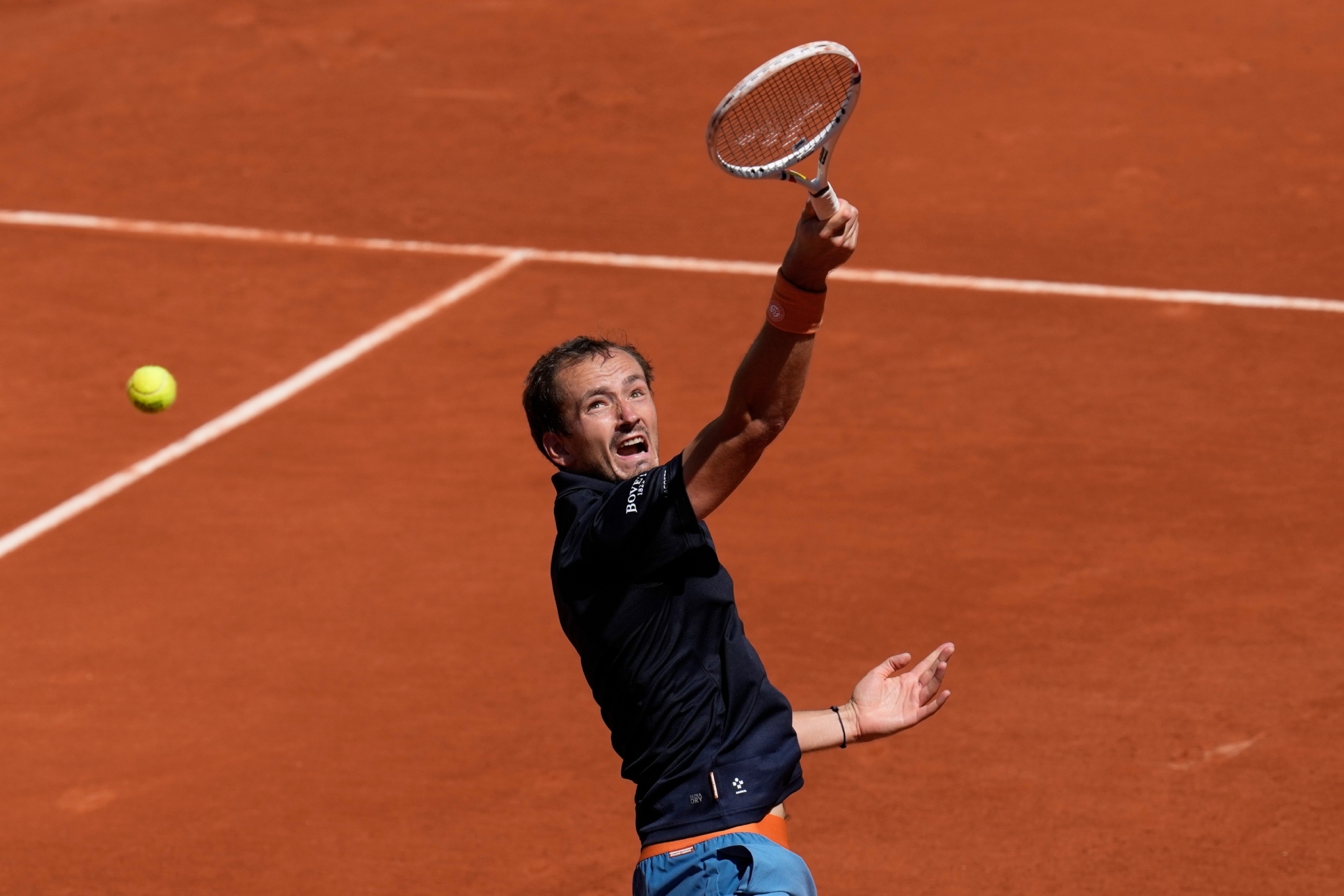Daniil Medvedev firma su ridículo anual en Roland Garros