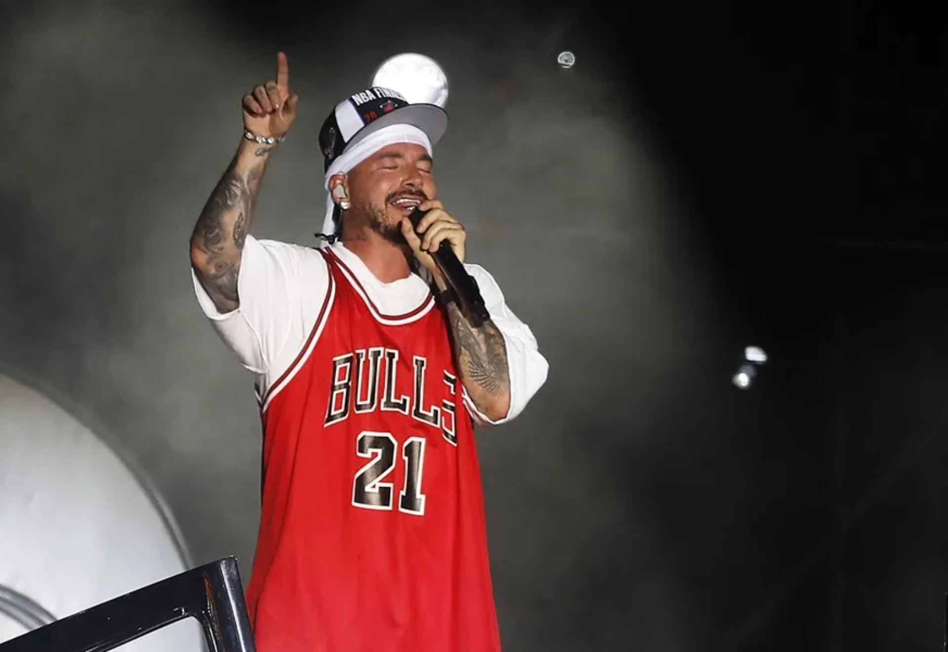 El susto de J Balvin en directo: una llamarada irrumpe en el escenario y casi se lo lleva por delante