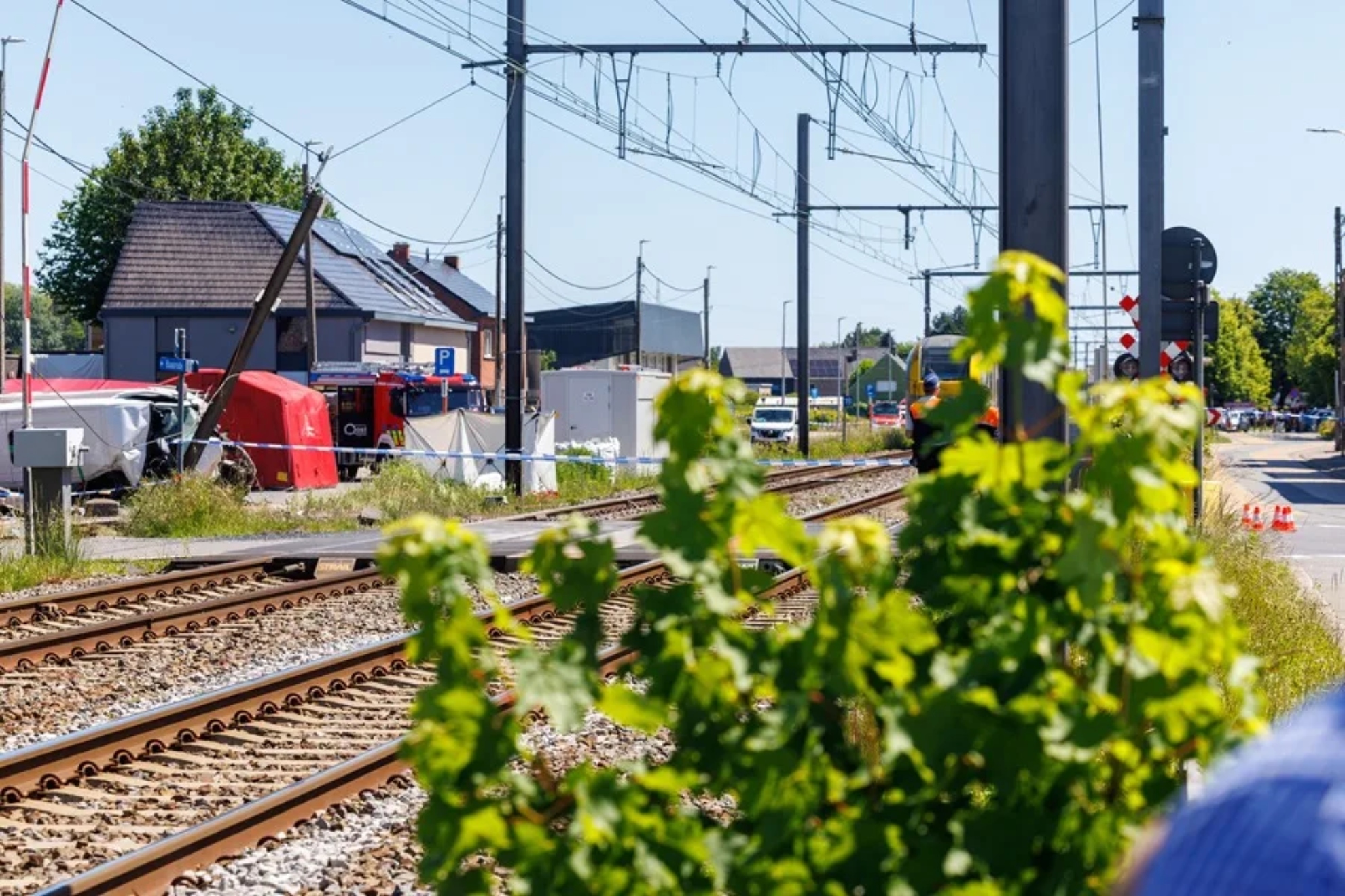 Tragedia en Bélgica: un minibús choca con un tren de pasajeros y cuatro personas acaban muriendo en el acto, dos de ellas, menores de edad