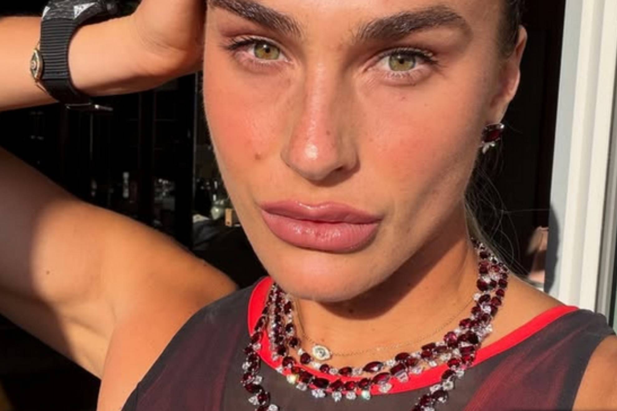 Sabalenka niega ser una "hipócrita" por jugar con joyas de 130.000 euros: "Se confuden dos cosas"