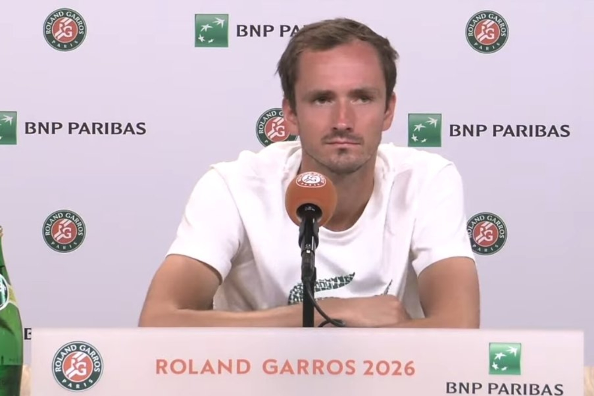 Medvedev justifica su ridículo en Roland Garros: "No me gusta levantarme, rindo menos"
