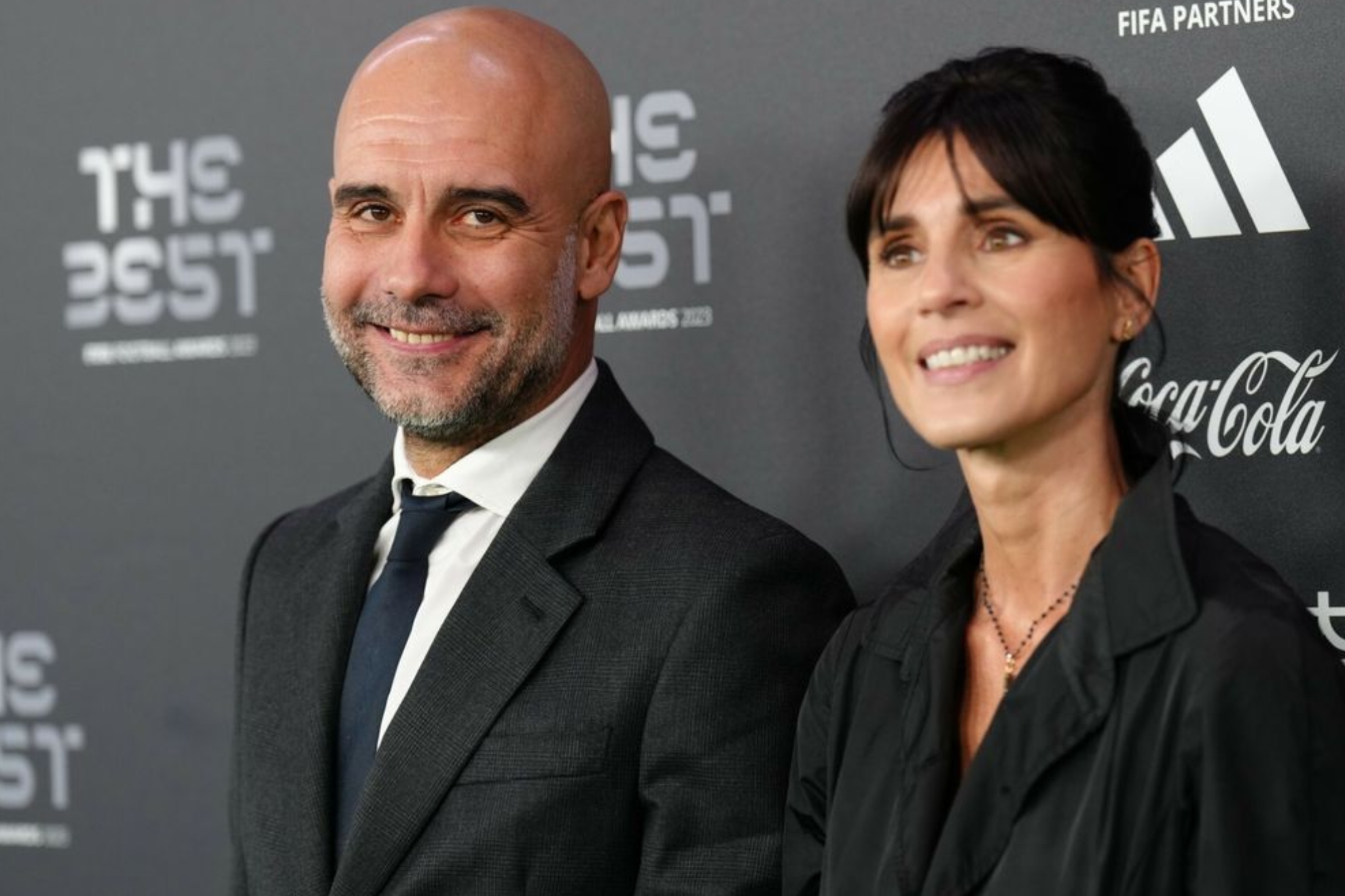 Pep Guardiola y Cristina Serra posan juntos en la despedida del entrenador en el Etihad Stadium: las miradas se fijan en su posible reconciliación