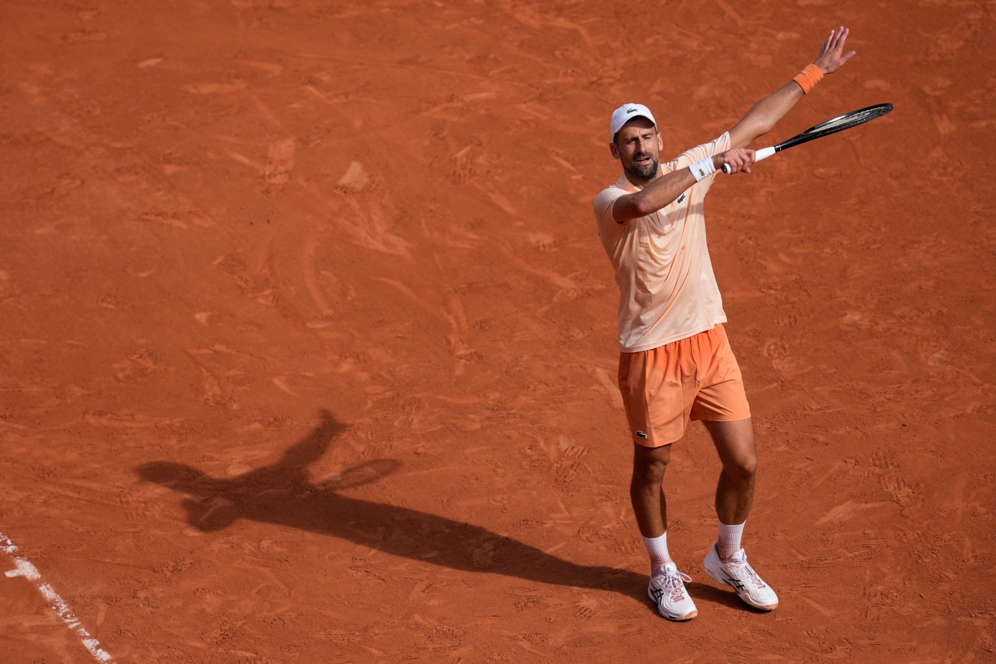 Djokovic hinca la rodilla ante Fonseca y se marcha de París... ¿para siempre?