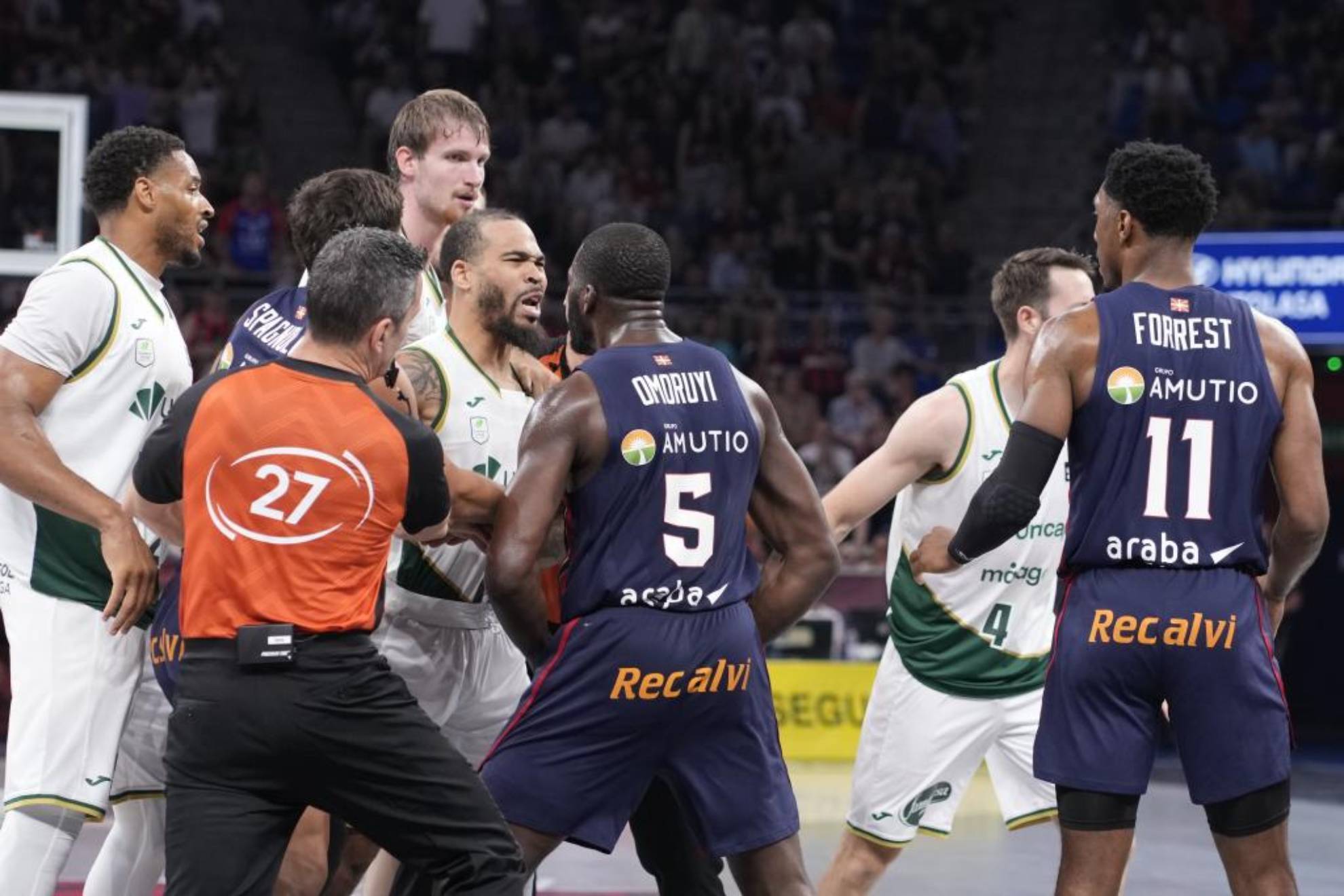 El Kosner Baskonia deja al Unicaja sin playoffs y sigue segundo