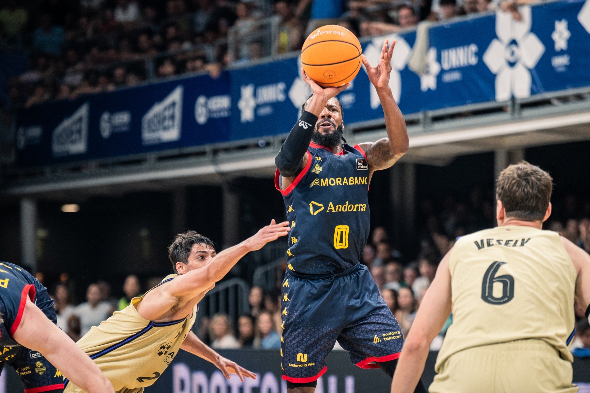 El Barça sobrevive a un Andorra que se queda en la ACB un año más