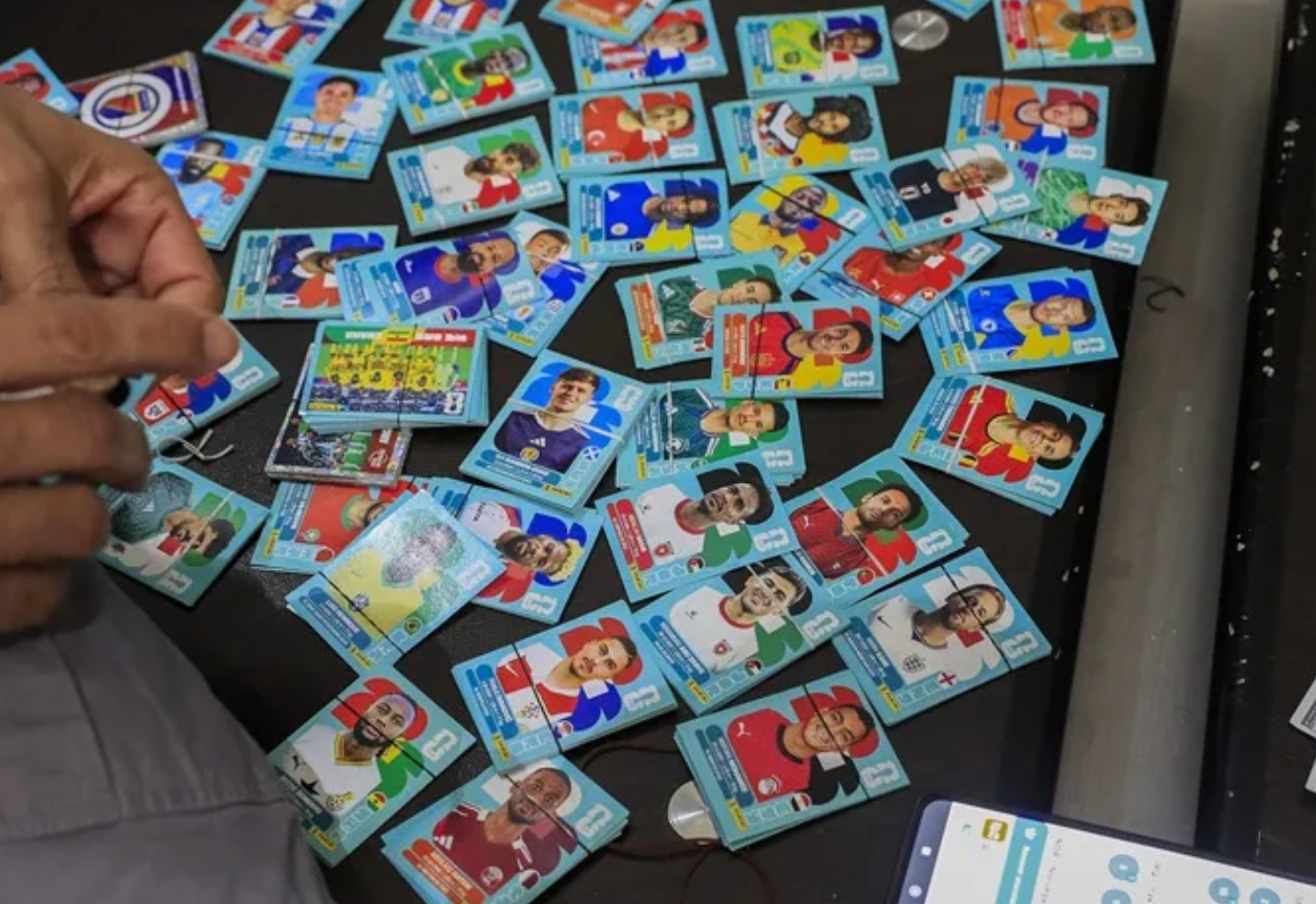 Fernando Iglesias, dueño de una librería, desvela cuánto dinero ganan las tiendas con los cromos del Mundial: "A mi me cuestan 250 euros"