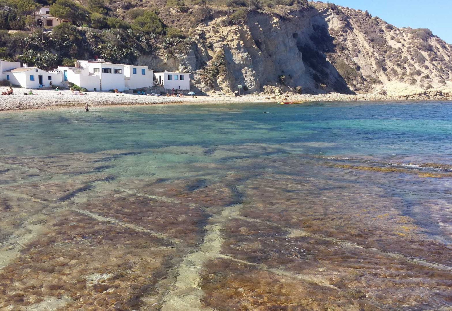 Parece Mykonos, pero es Alicante: la playa de la Costa Blanca donde las puertas azules de las antiguas casas de pescadores son la foto más buscada en Instagram