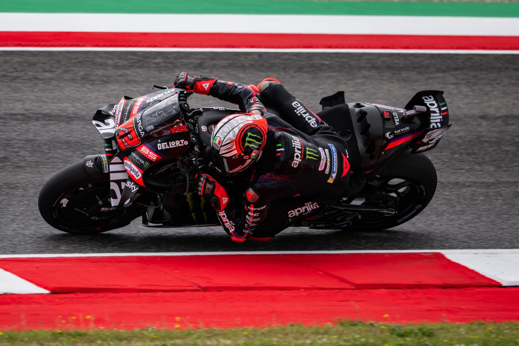 Bezzecchi logra una pole histórica para Aprilia, con Marc Márquez como mejor Ducati