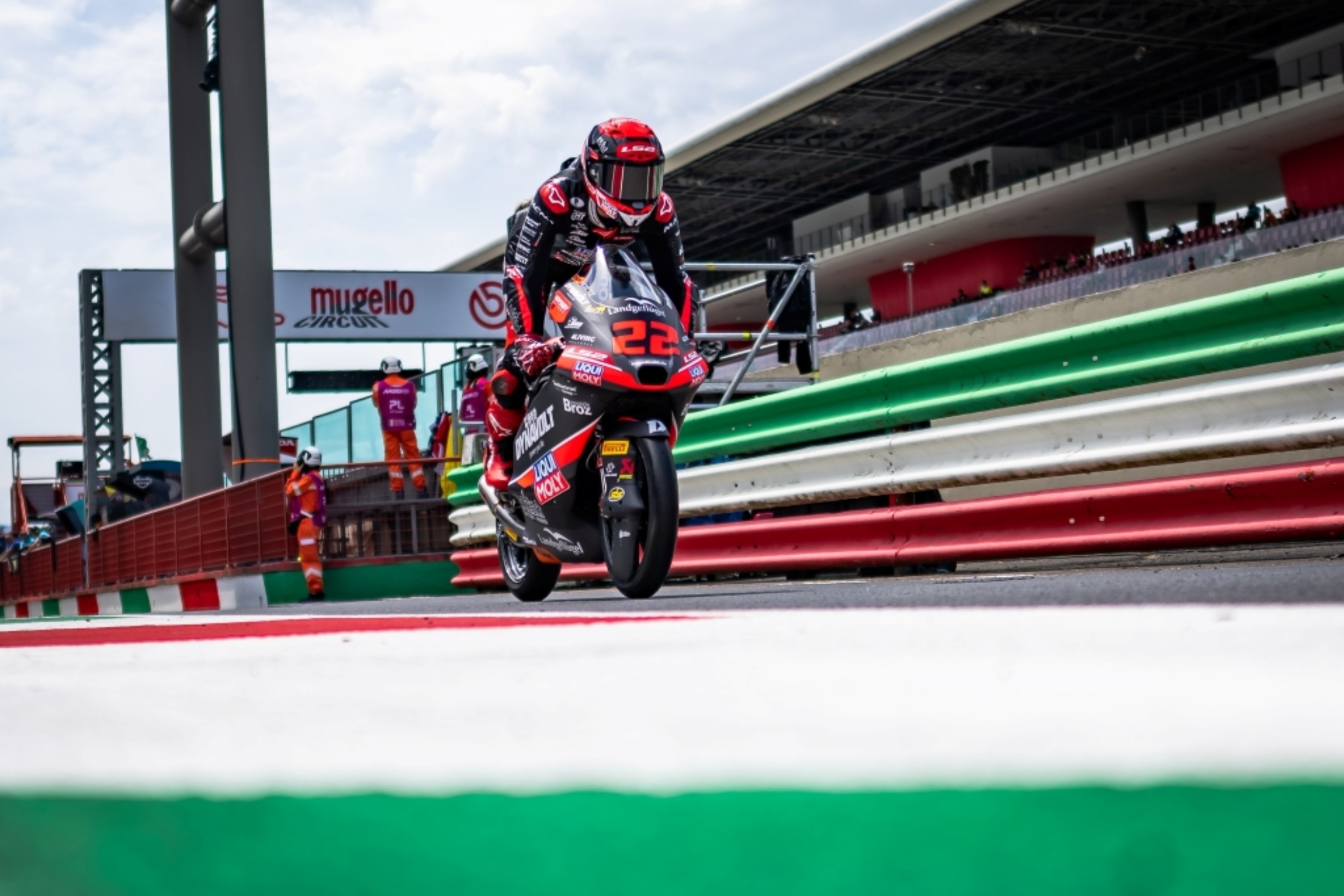 Almansa, pole en Moto3 en el bochorno