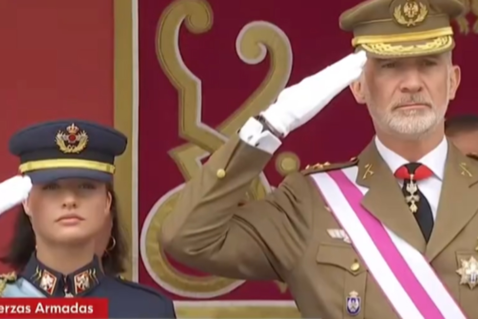 Cae la bandera de España durante el izado en el desfile del Día de las Fuerzas Armadas
