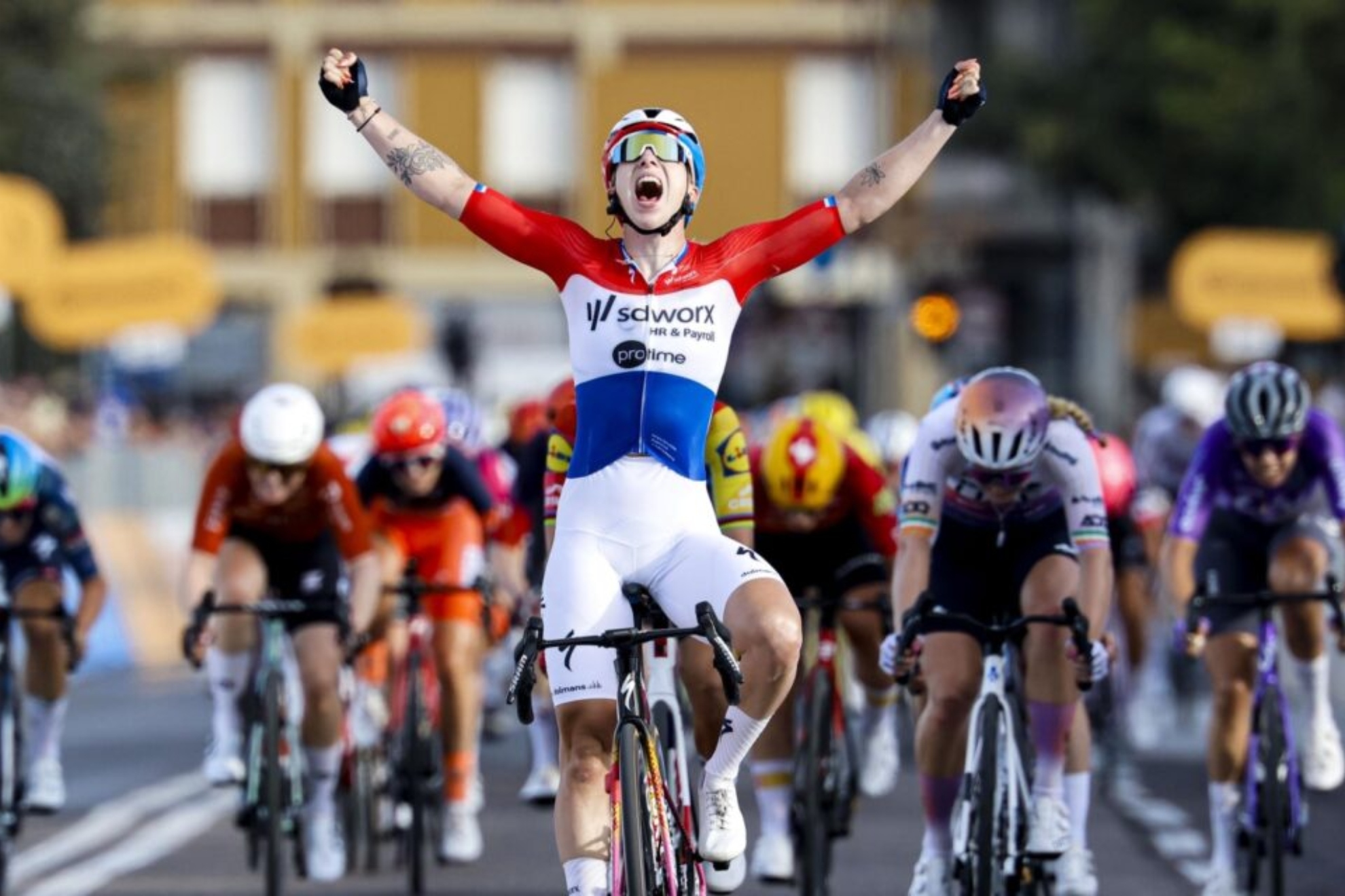 Wiebes gana en el Giro, pero la expulsan... ¡por una bicicleta 20 gramos por debajo del límite de peso!