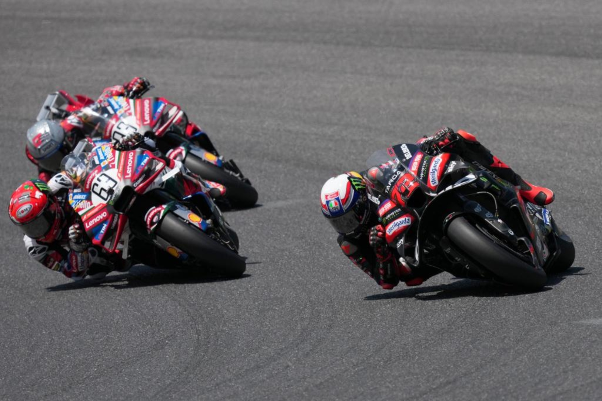 Bezzecchi gana en casa a Martín, con Marc Márquez en todas las luchas