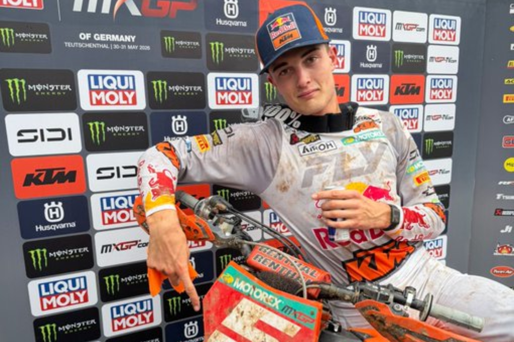 Lucas Coenen mete la directa hacia la corona de MXGP y Rubén Fernández resiste con casta