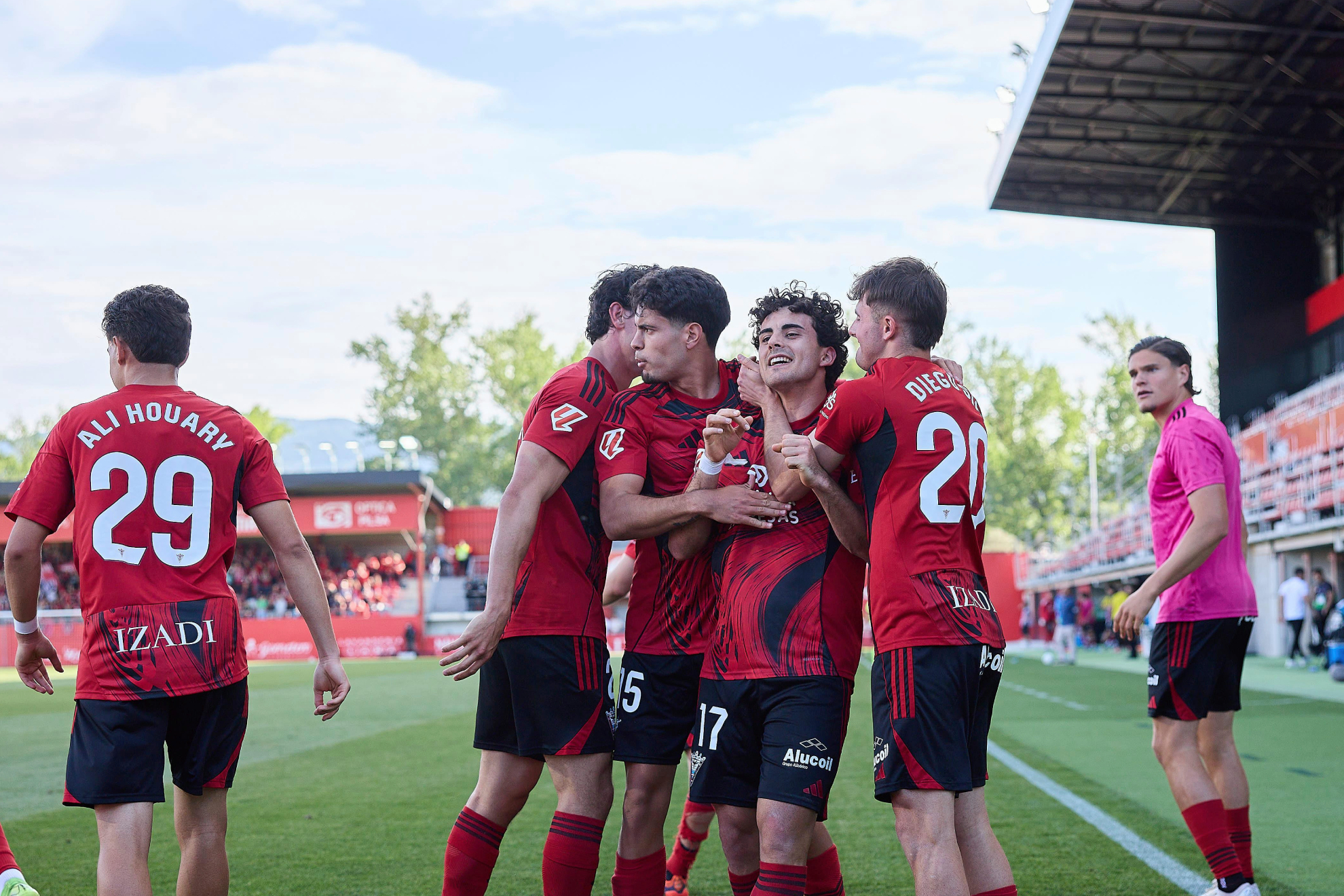 De besar la gloria a caer a los infiernos: el Mirandés desciende a Primera RFEF