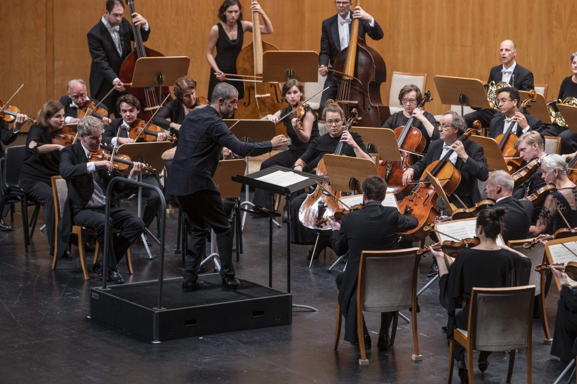 Eximen a un centro cultural de pagar más de 6.000 euros a una orquesta por desafinar y no saberse las letras
