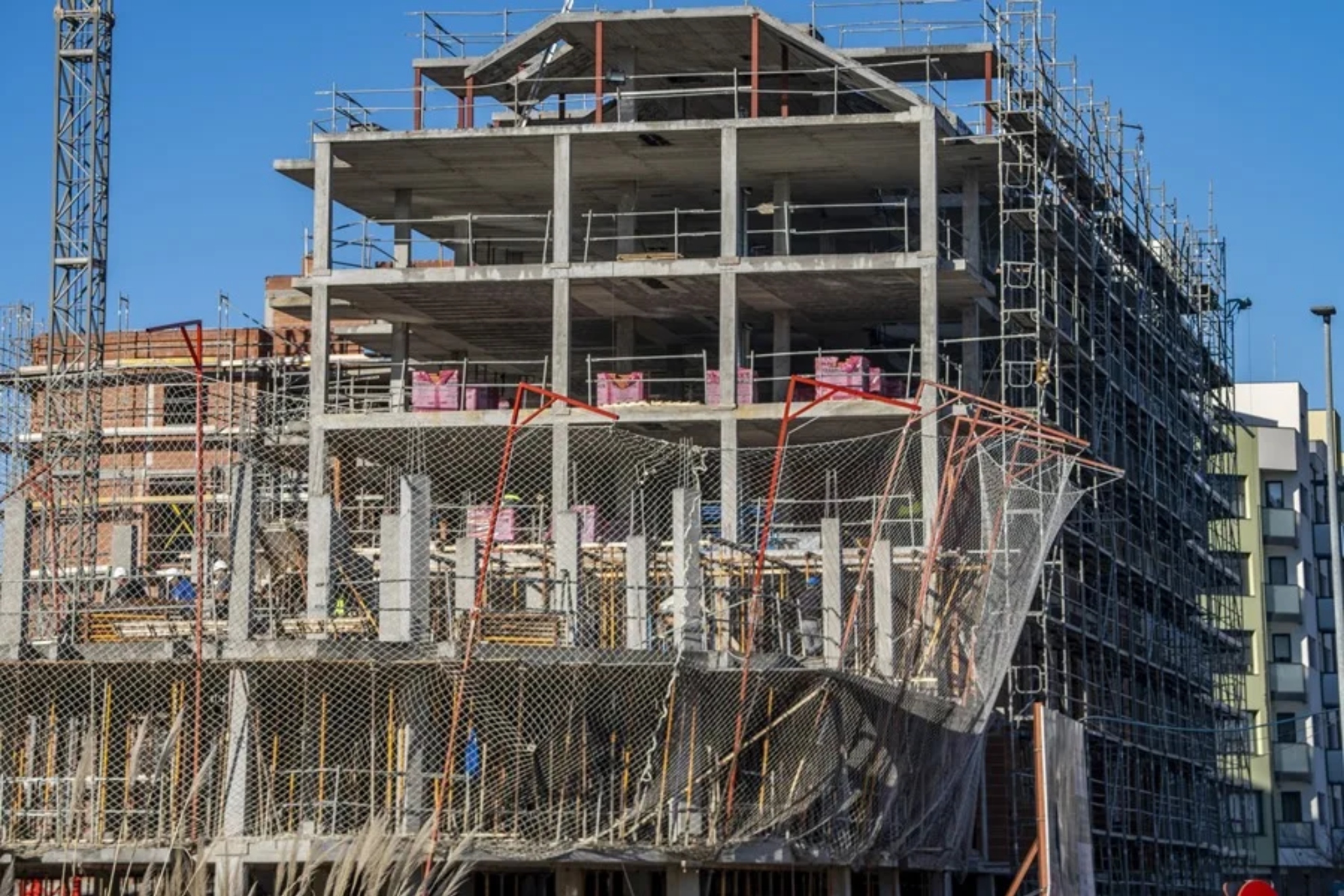 Un experto en hipotecas frena el entusiasmo sobre la bajada del precio de la vivienda: "Viendo los números, no parece tan sencillo”