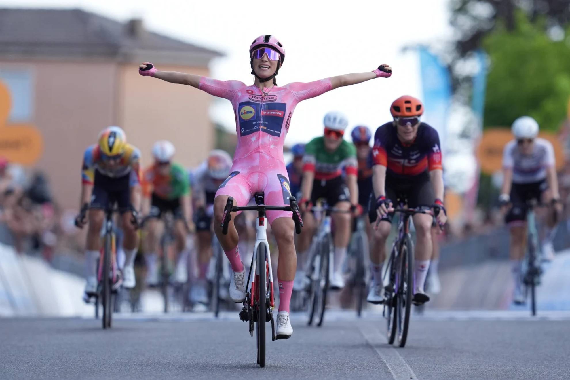 Elisa Balsamo continúa su dictadura en el Giro con su tercera victoria en tres etapas