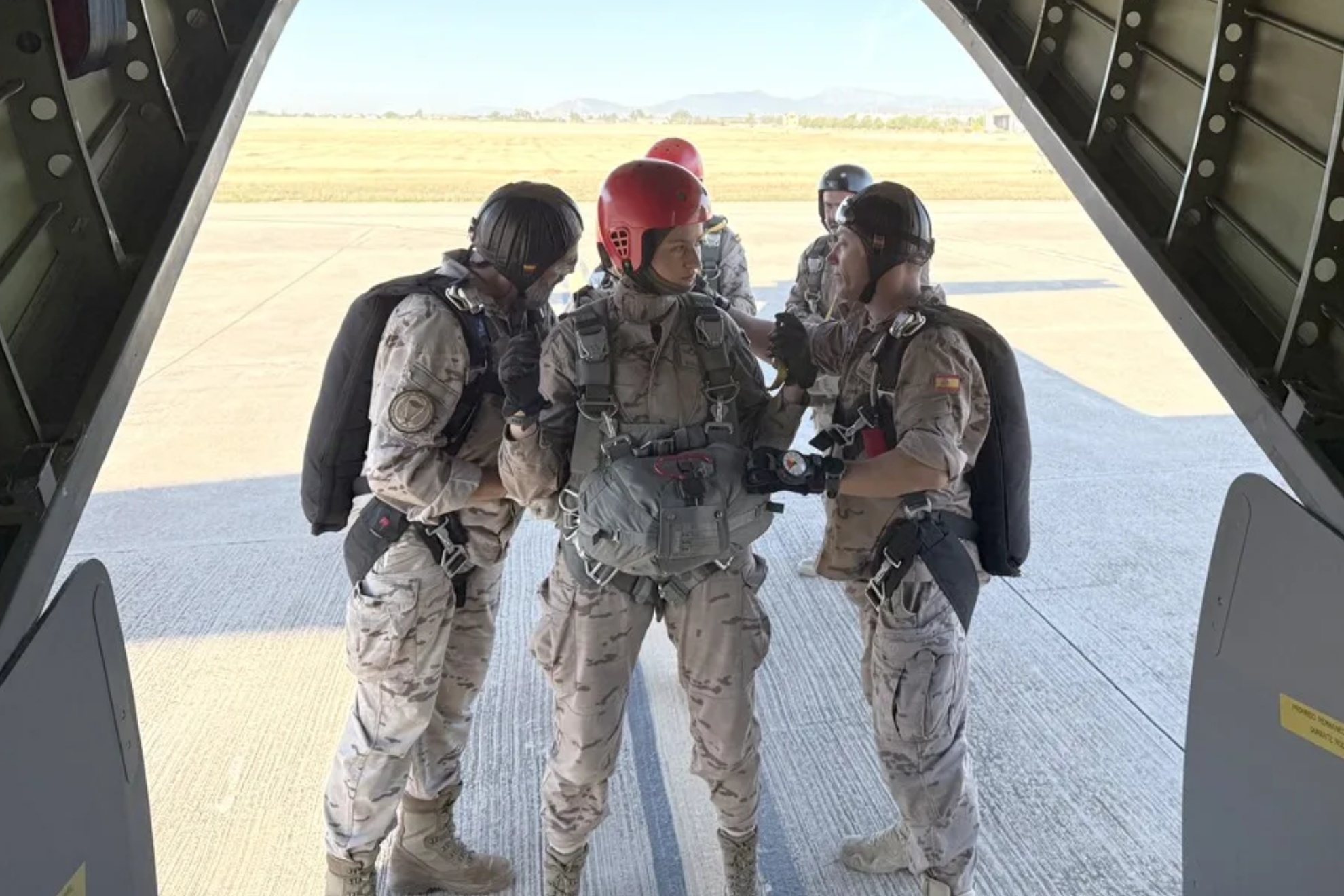 La princesa Leonor realiza su primer salto en paracaídas tras concluir el exigente Curso Básico de Paracaidismo
