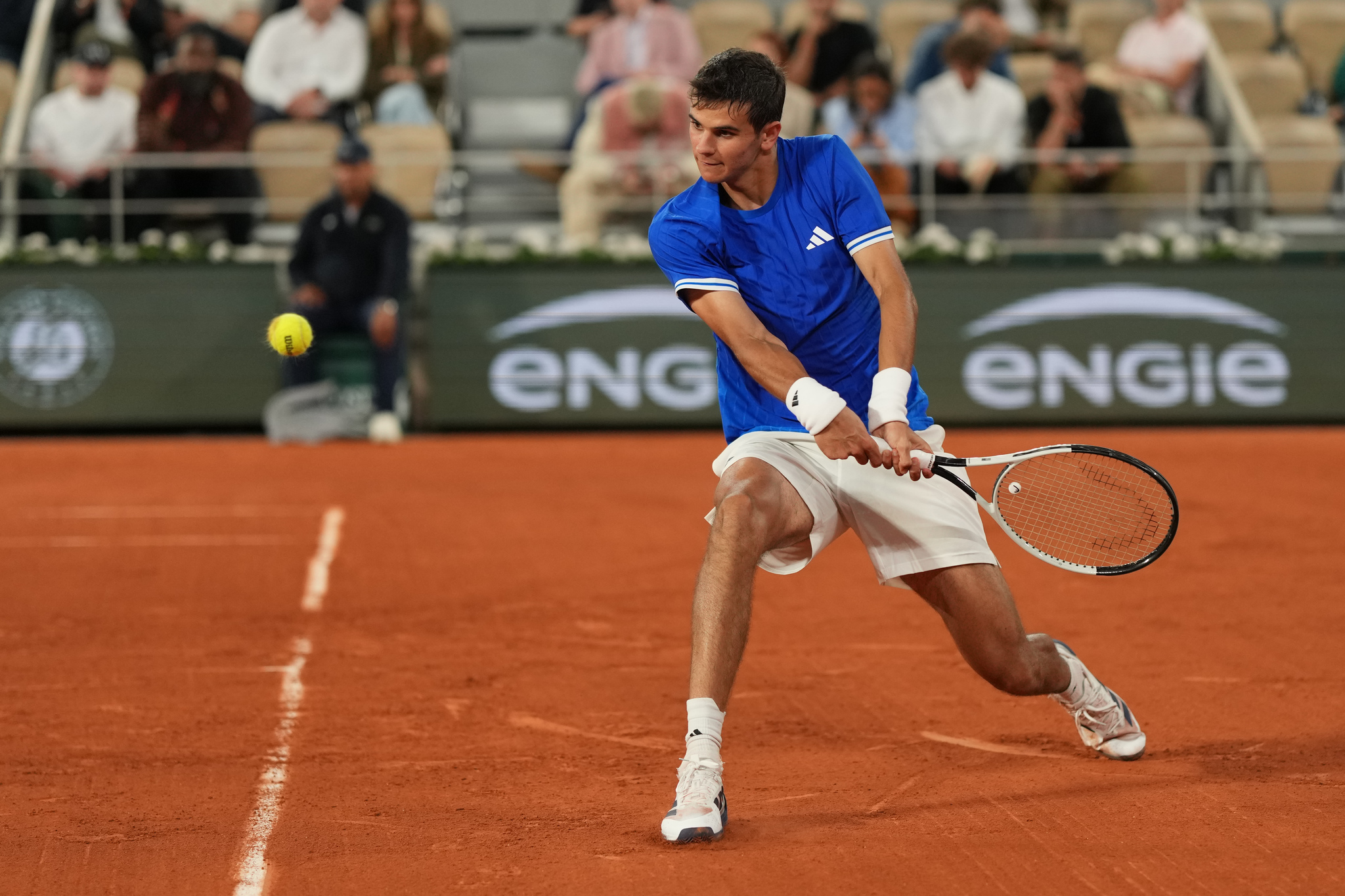 Spain's Rafael  lt;HIT gt;Jodar lt;/HIT gt; returns to Germany's Alexander Zverev during the quarterfinal tennis match at the French Open in Paris, Tuesday, June 2, 2026. (AP Photo/Thibault Camus)