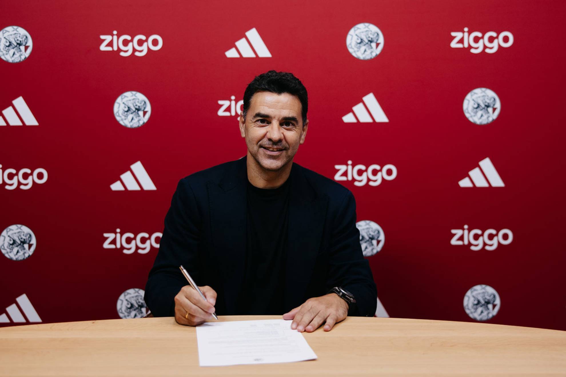 Míchel ya es oficialmente nuevo entrenador del Ajax