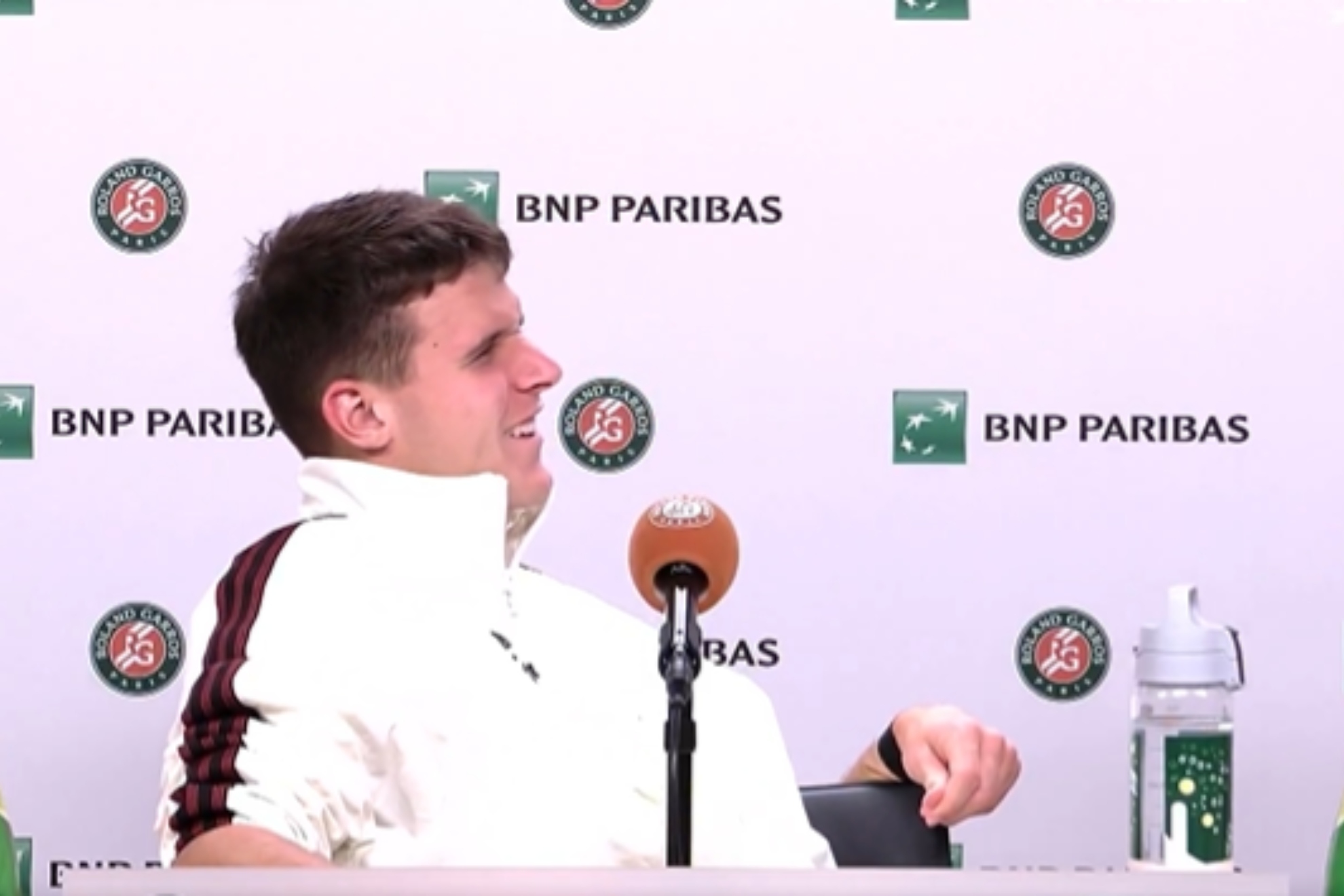 Mensik se acalambra en plena rueda de prensa al más puro estilo Nadal