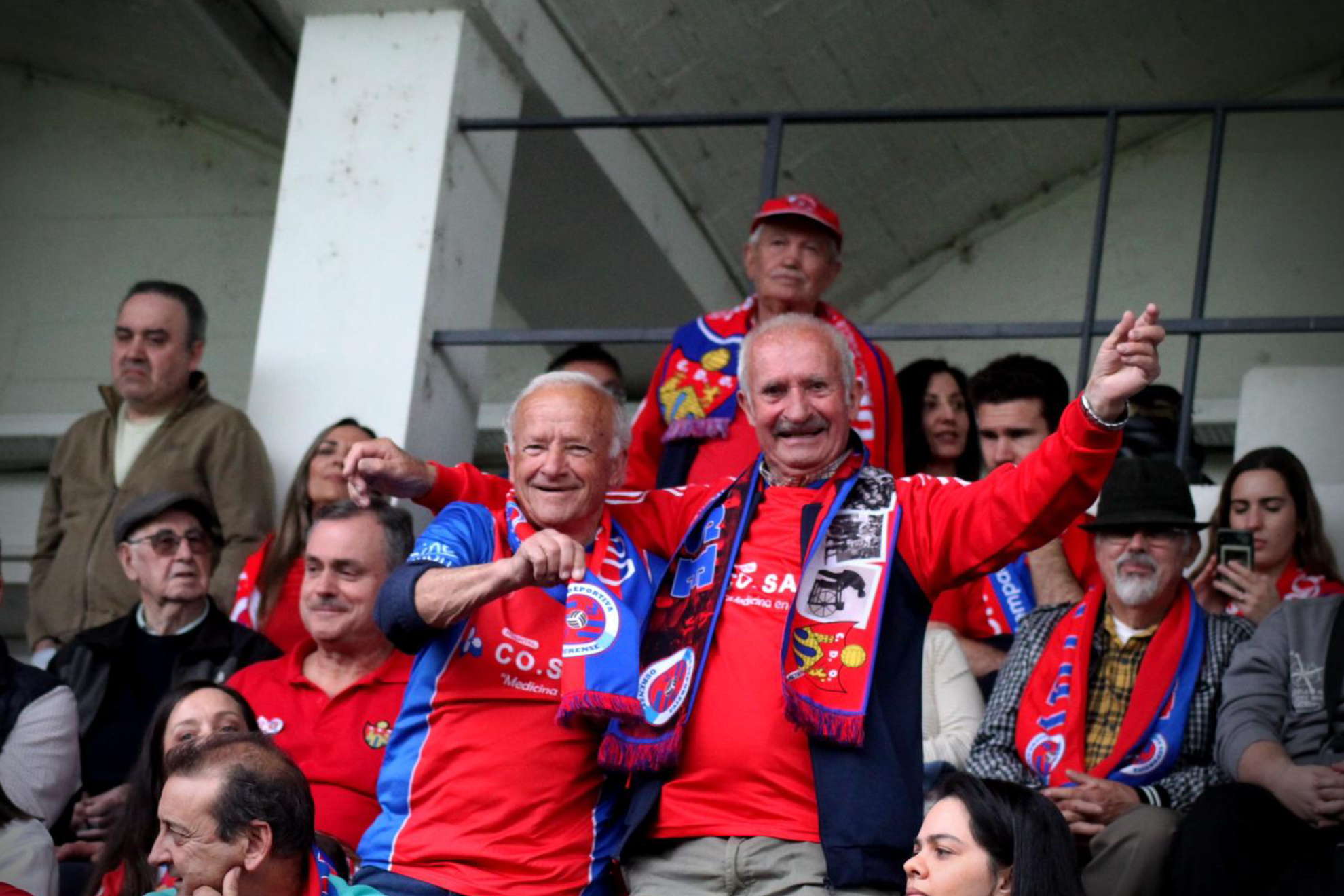 Precioso: dos octogenarios se meten la paliza en bus, salen del estadio llorando y se enteran del ascenso de su equipo fuera de él