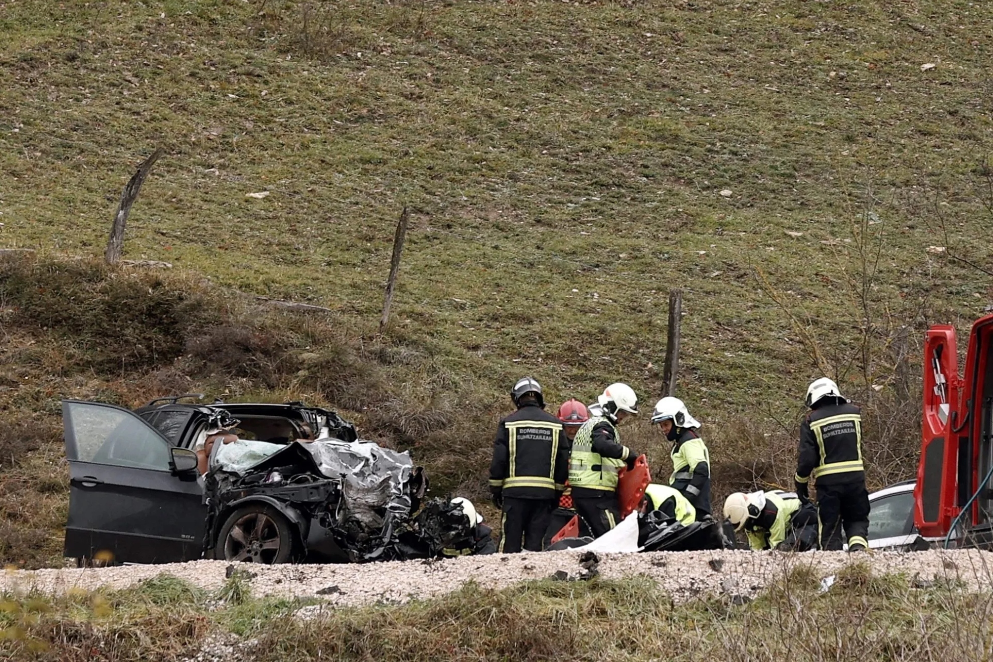 Mueren cinco policías forales de Navarra tras chocar su furgoneta con un camión cisterna en la AP-8 en Elgoibar