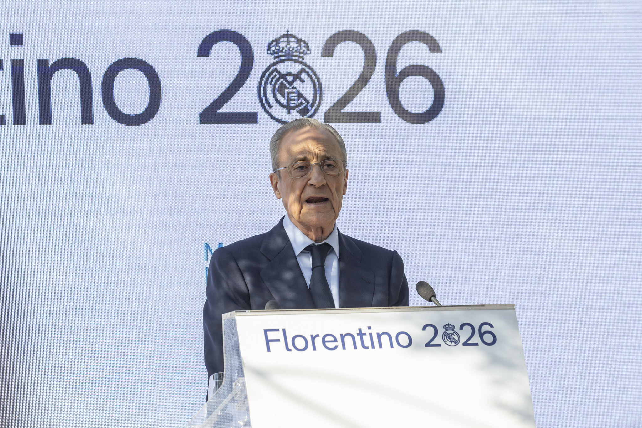 TOLEDO,  lt;HIT gt;01/06/2026.- Florentino lt;/HIT gt; Pérez, candidato a la presidencia del Real Madrid, participa este lunes en un acto con socios y peñas de la provincia de Toledo. EFE/Ángeles Visdómine